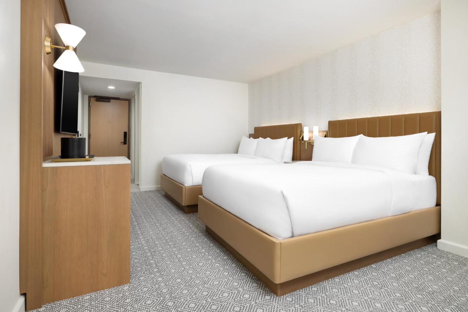 Corner Room with Two Double Beds and Tub - Accessible photo 3
