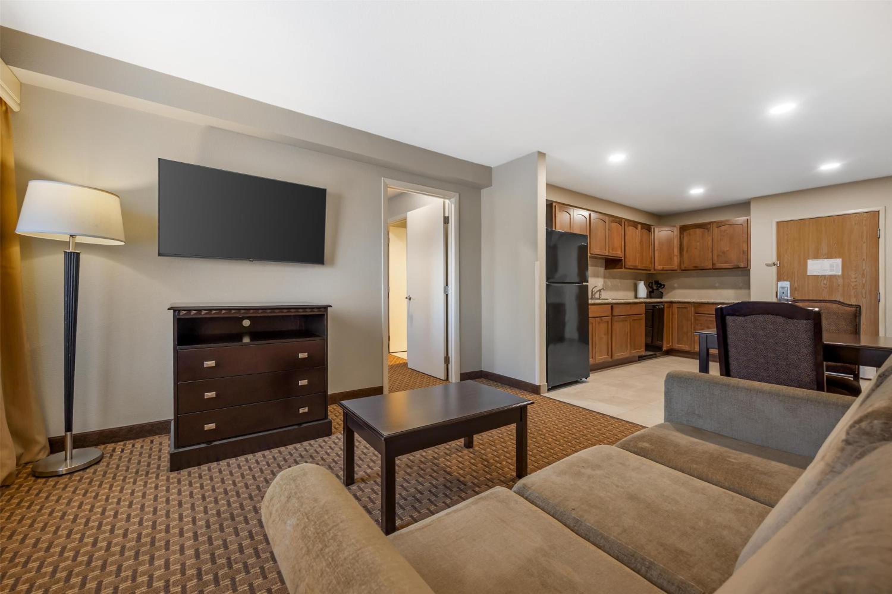 King Suite with Walk-In Closet - Murphy Bed/Living Room/Non-Smoking photo 1