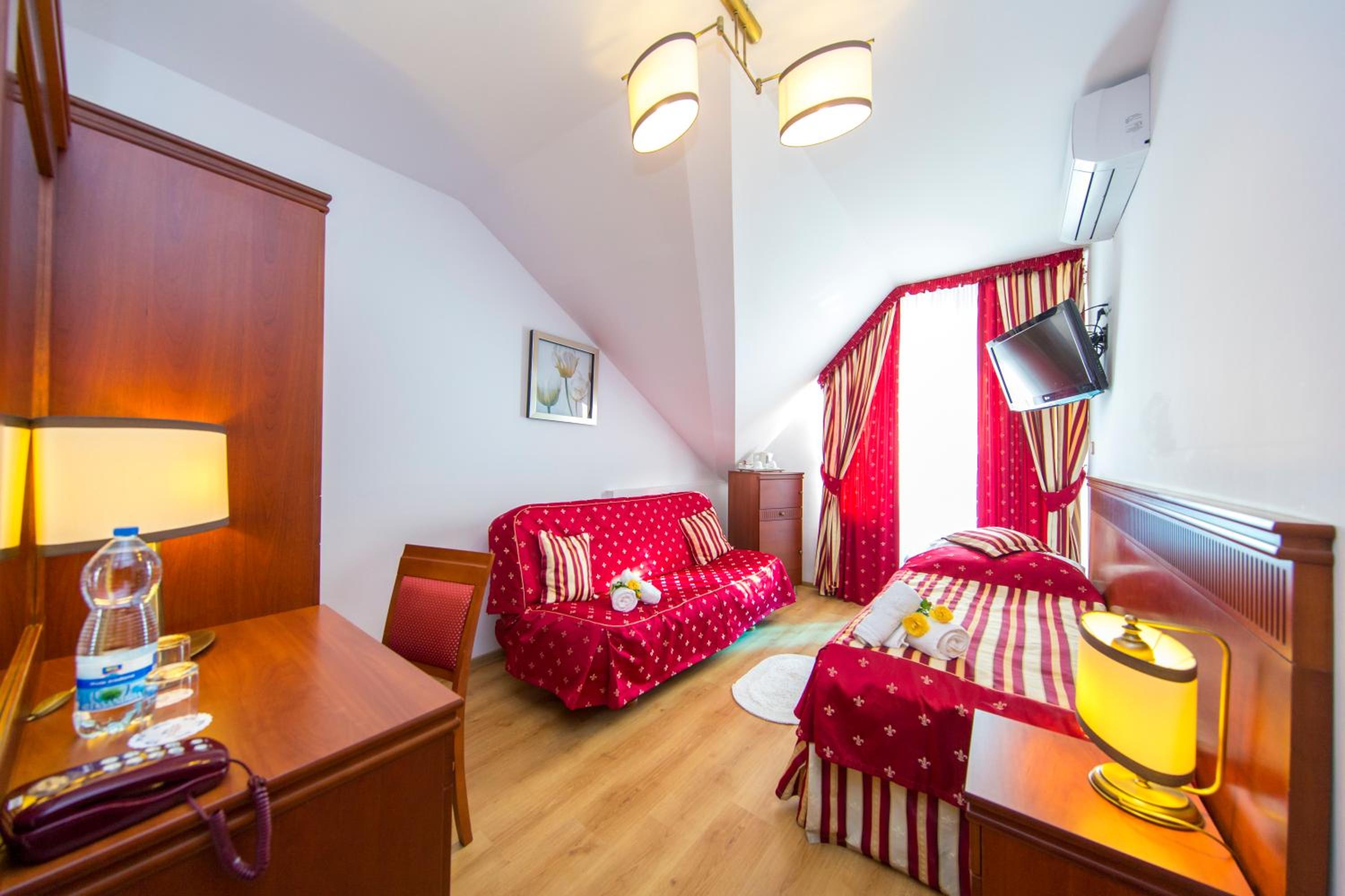 Double Room with Sofa Bed and Airconditioning photo 1