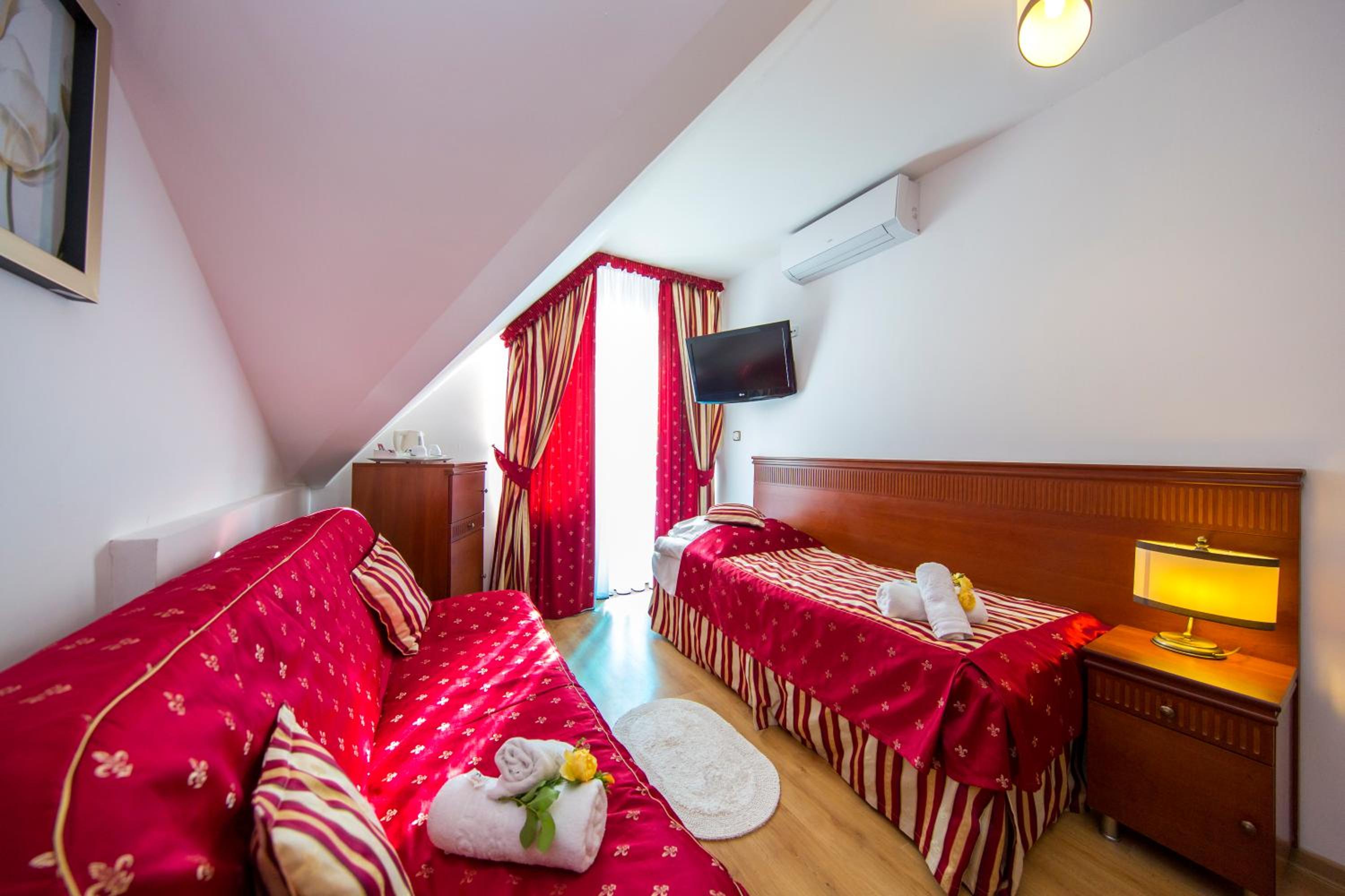 Double Room with Sofa Bed and Airconditioning photo 2