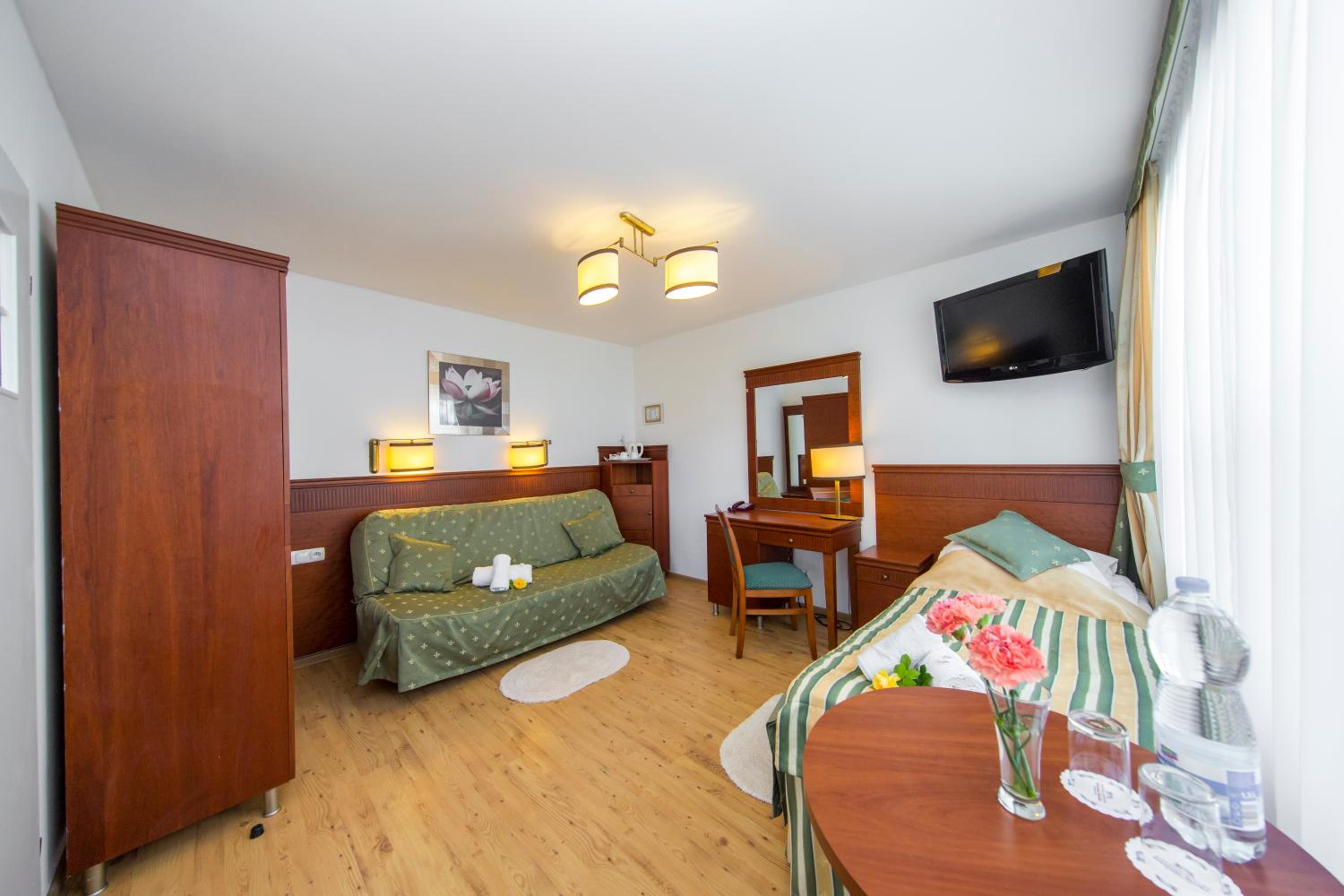 Bungalow with single bed and sofa photo 1