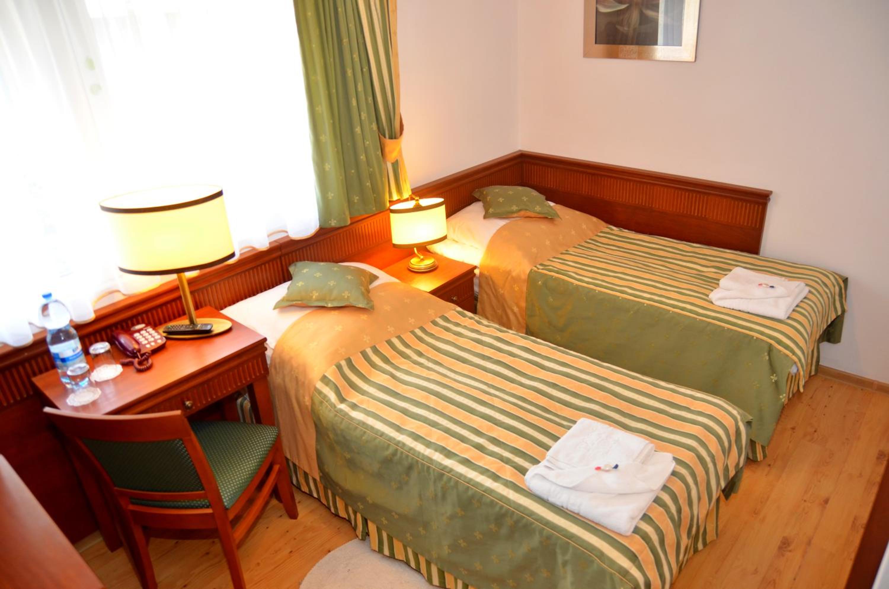3 person family bungalow with double bed and 2 single beds photo 3