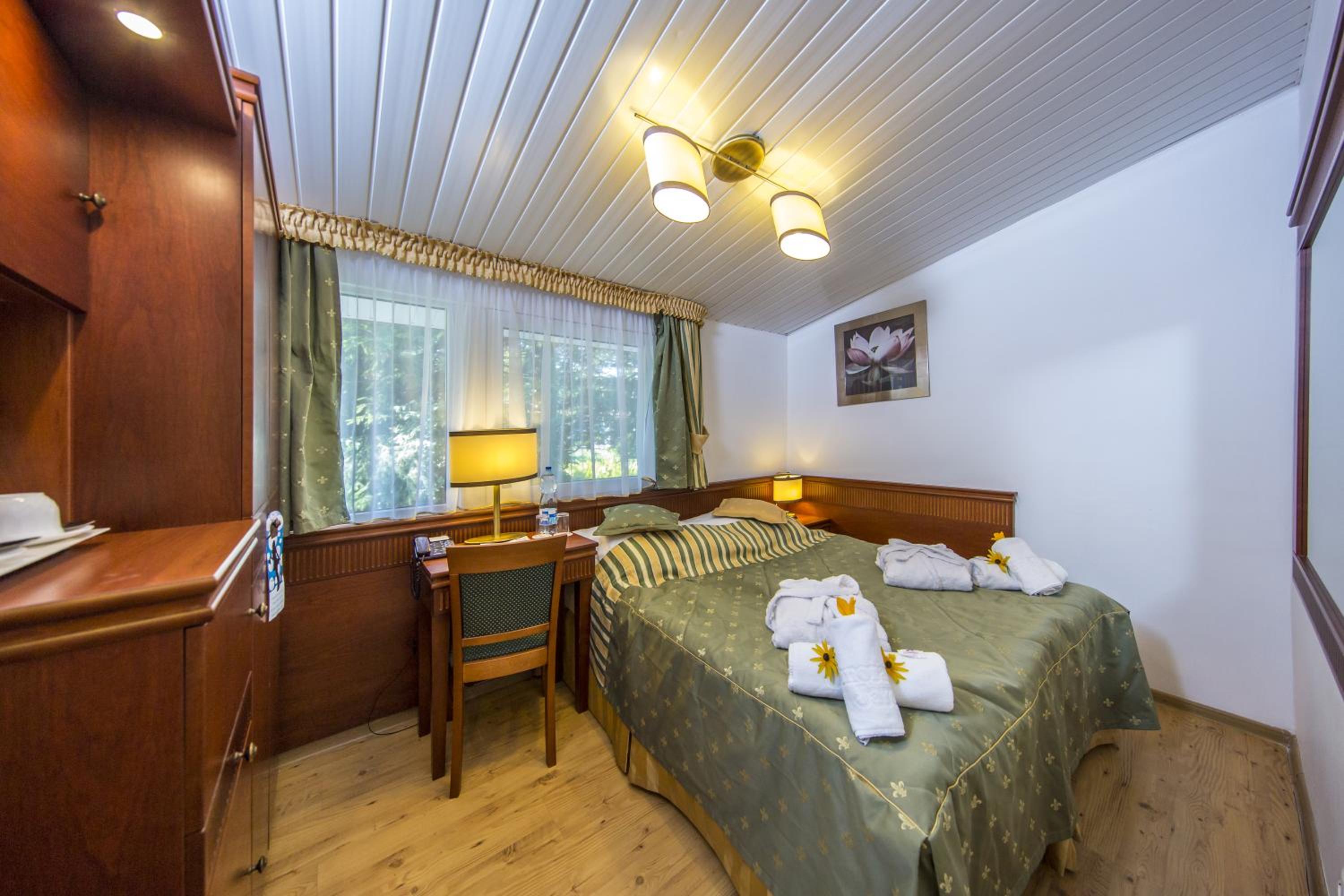 3 person family bungalow with 2 double beds and air conditioning photo 1