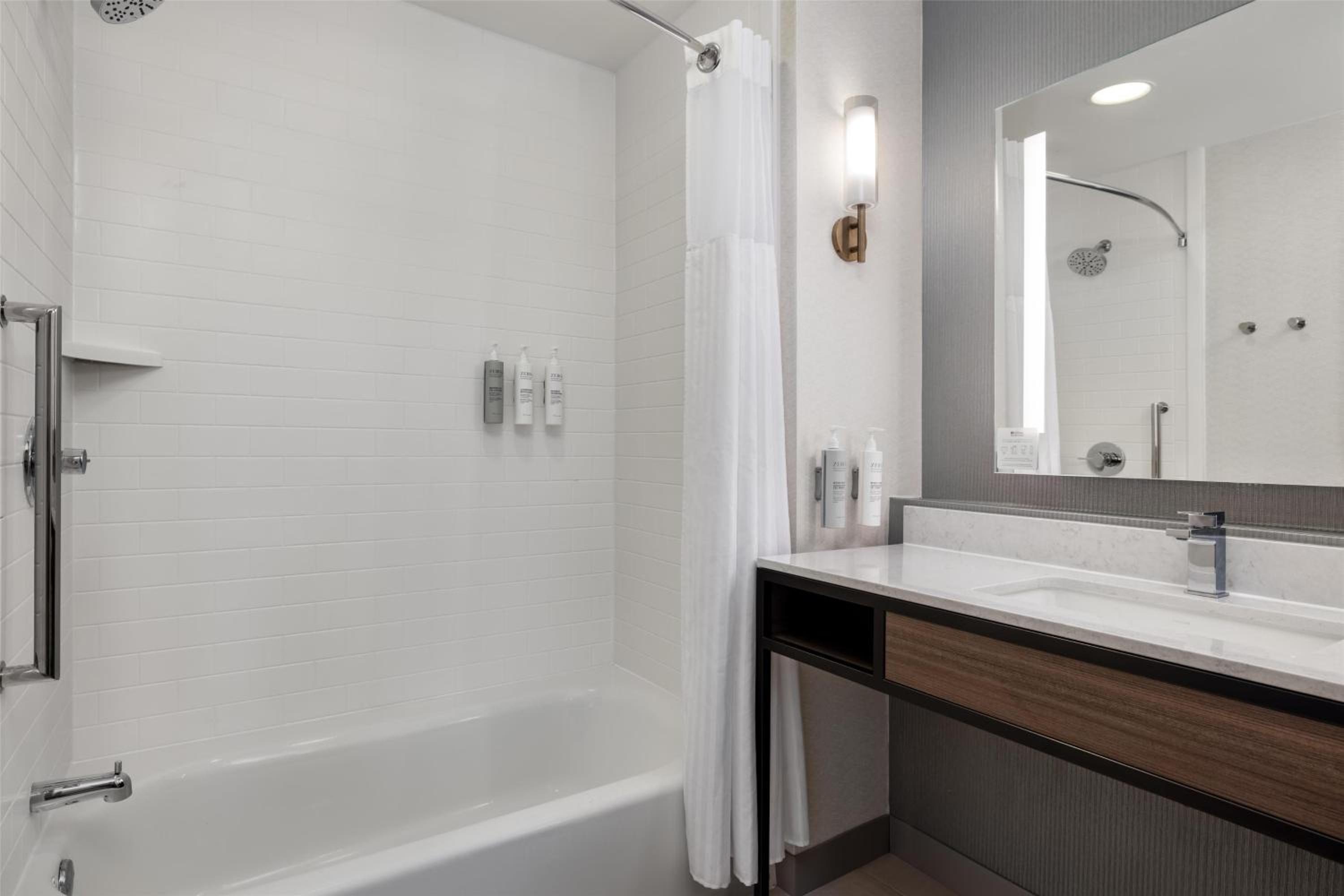 Double Room with Two Double Beds and Bath Tub - Disability Access - Photo 2