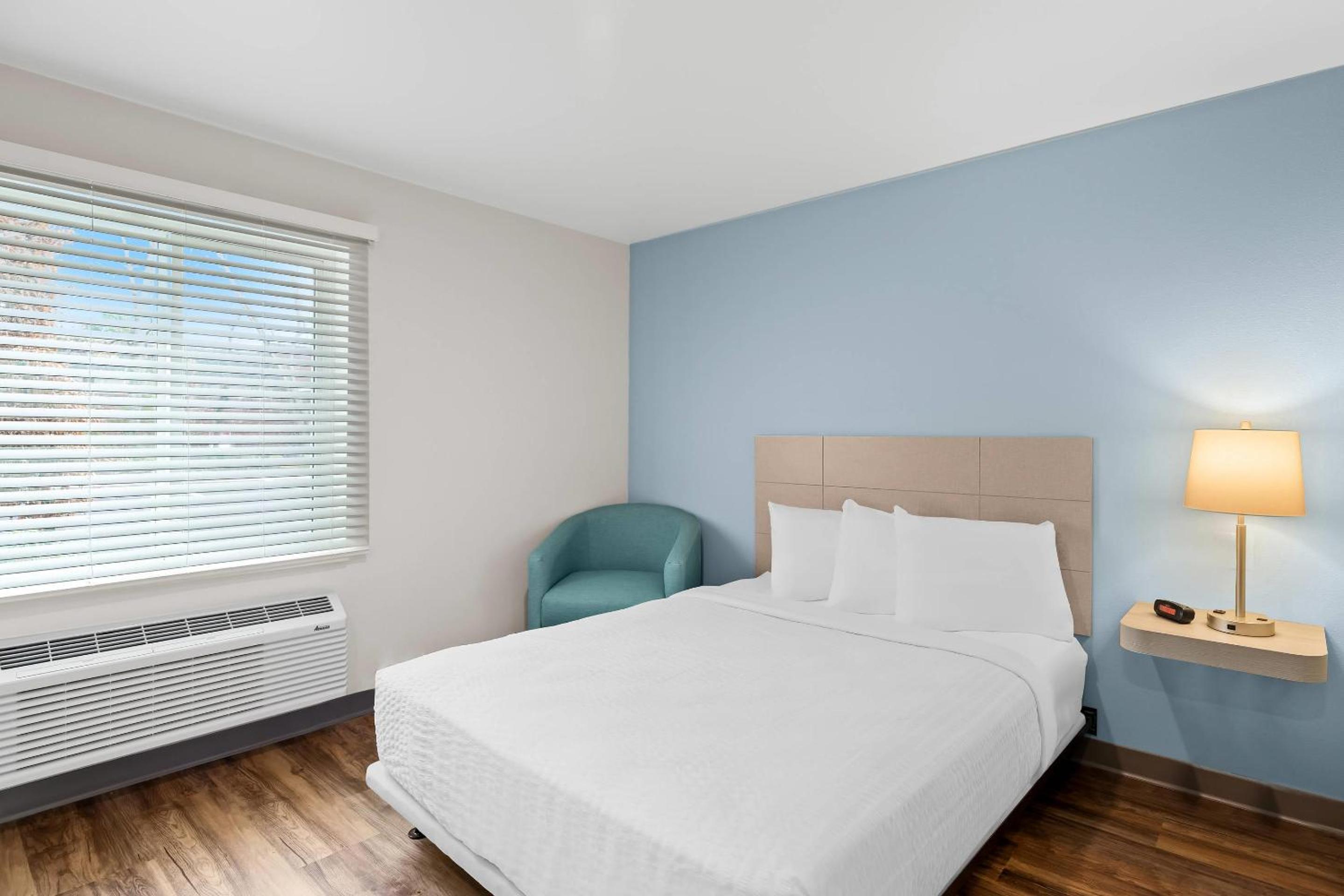 Queen Suite with Accessible Tub - Disability Access/Non Smoking photo 3