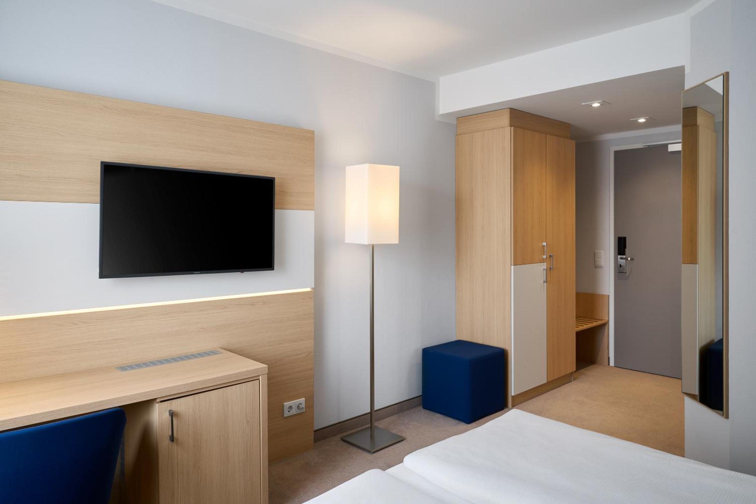 Quiet Standard King Room with Courtyard View - Photo 6