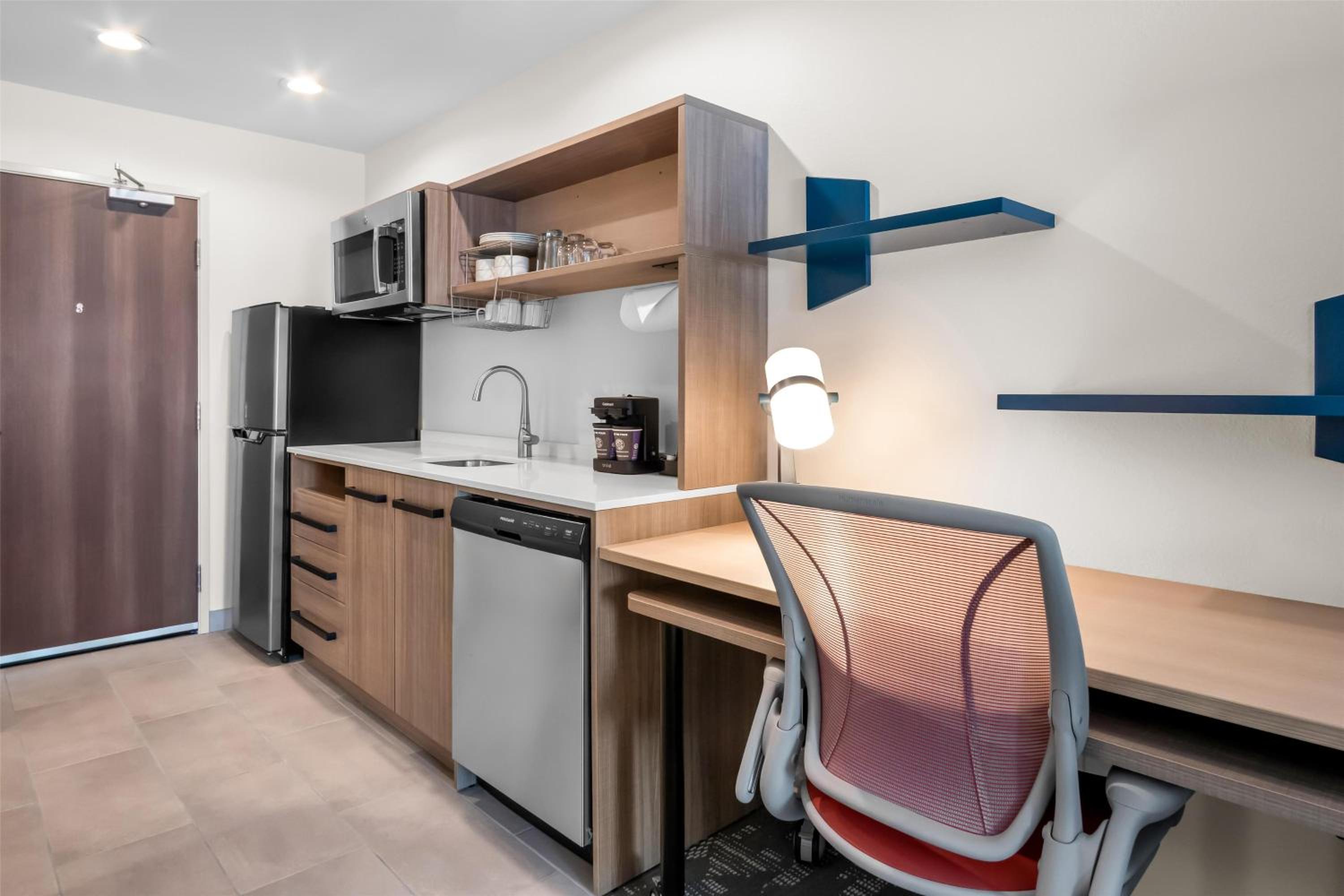 Queen Studio Suite - Mobility/Hearing Accessible 