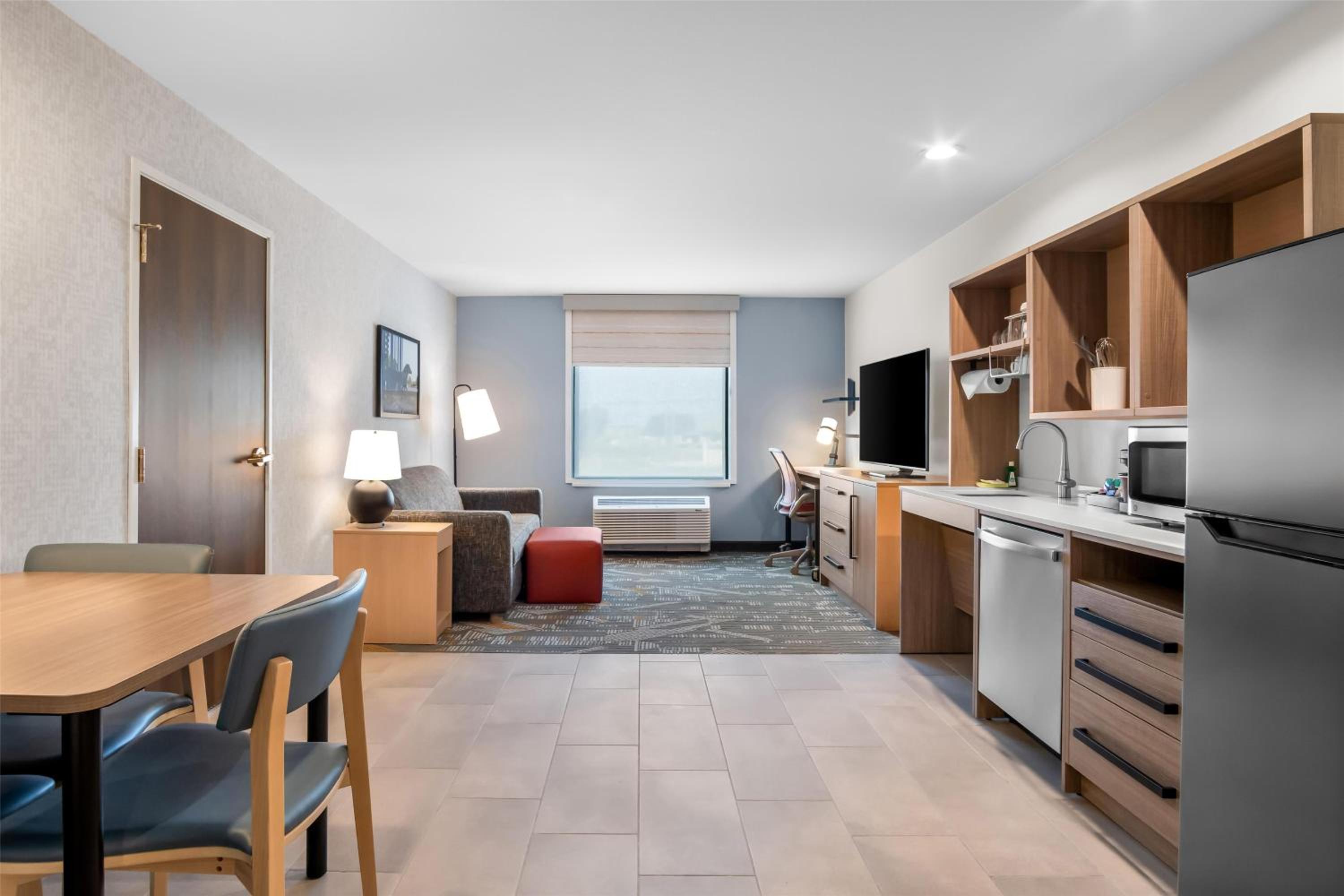 King Suite - Hearing Accessible with Bathtub