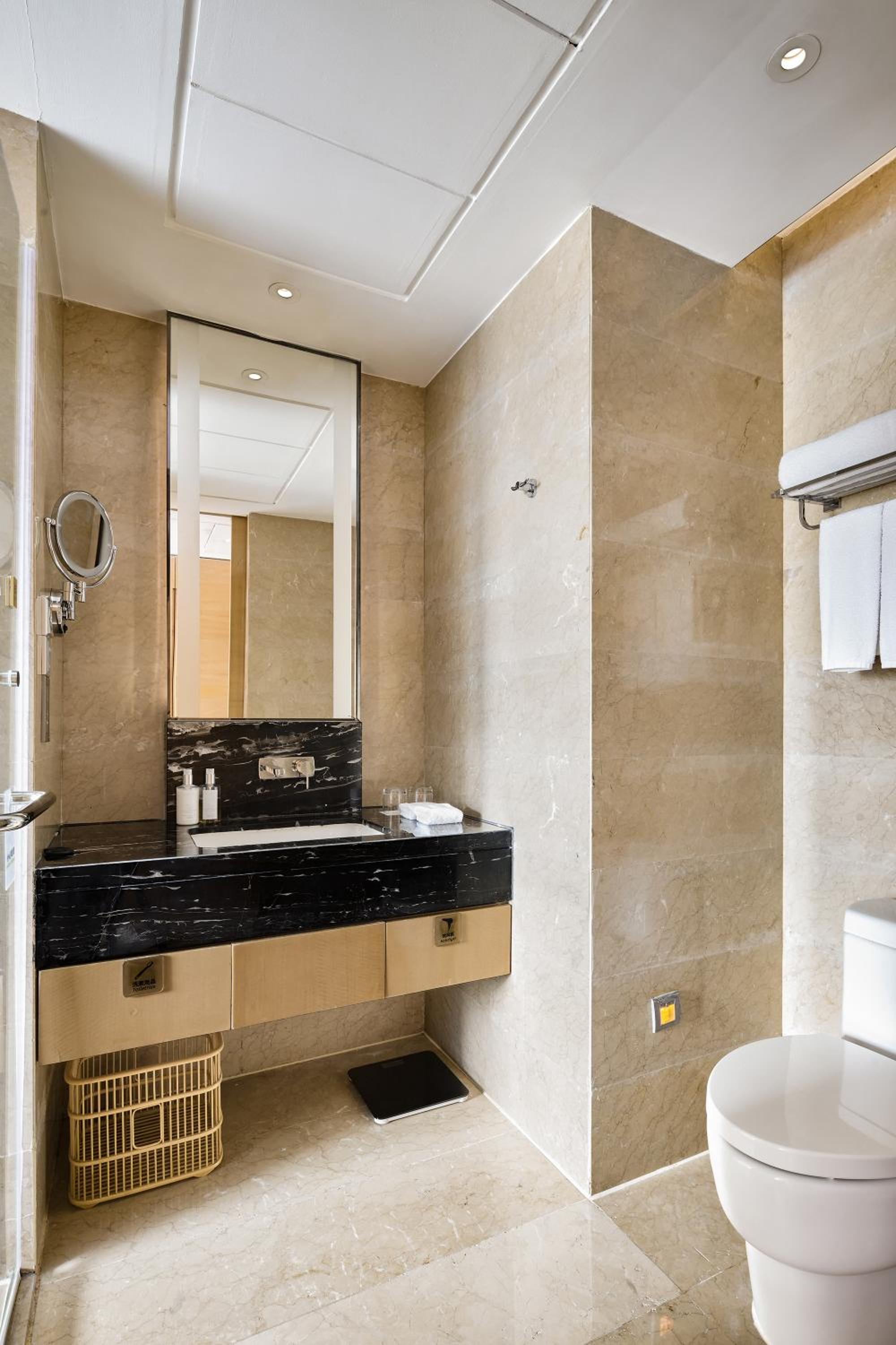 Standard King Room - Photo 7