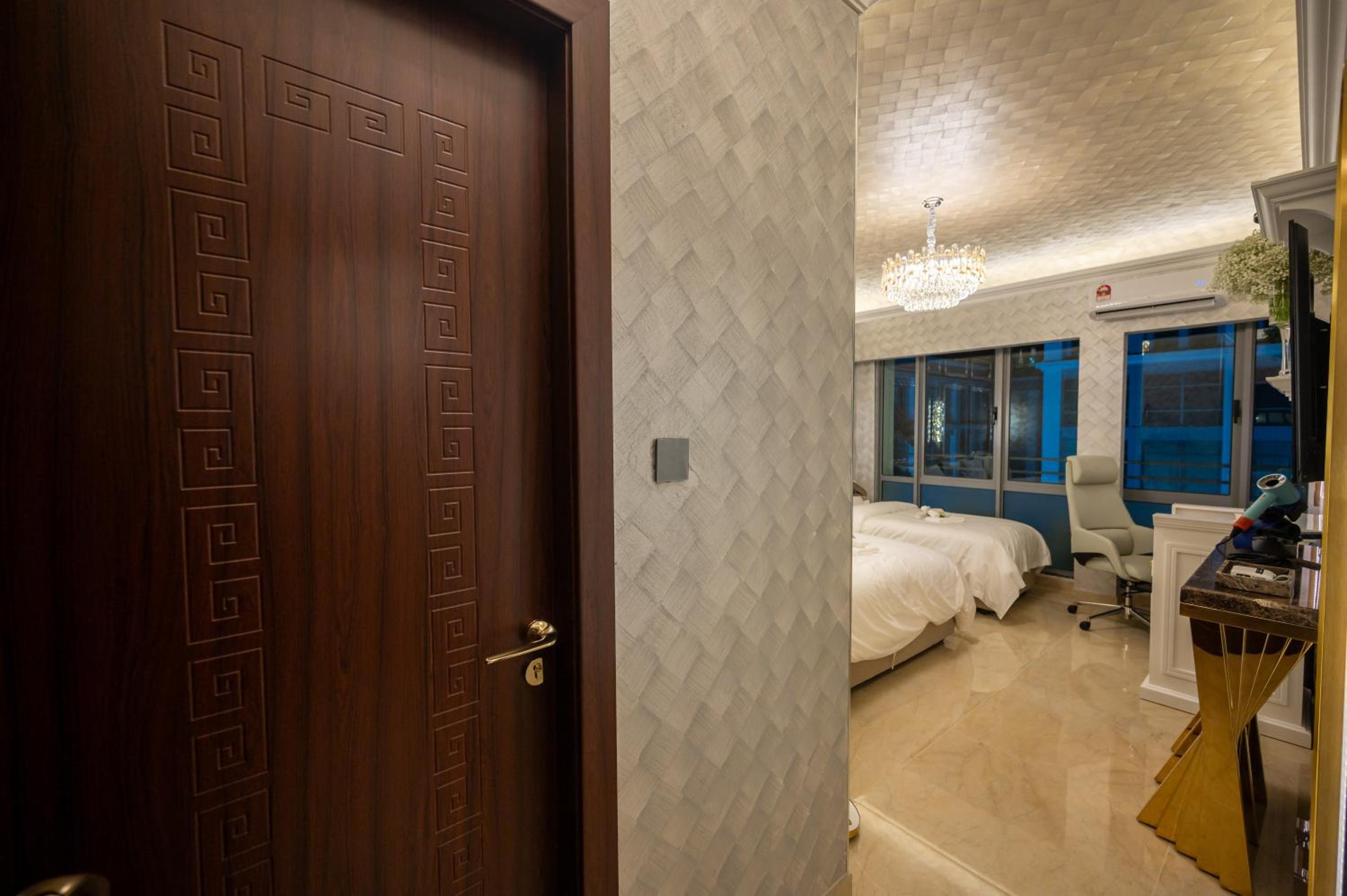 Superior Family Room - Photo 7