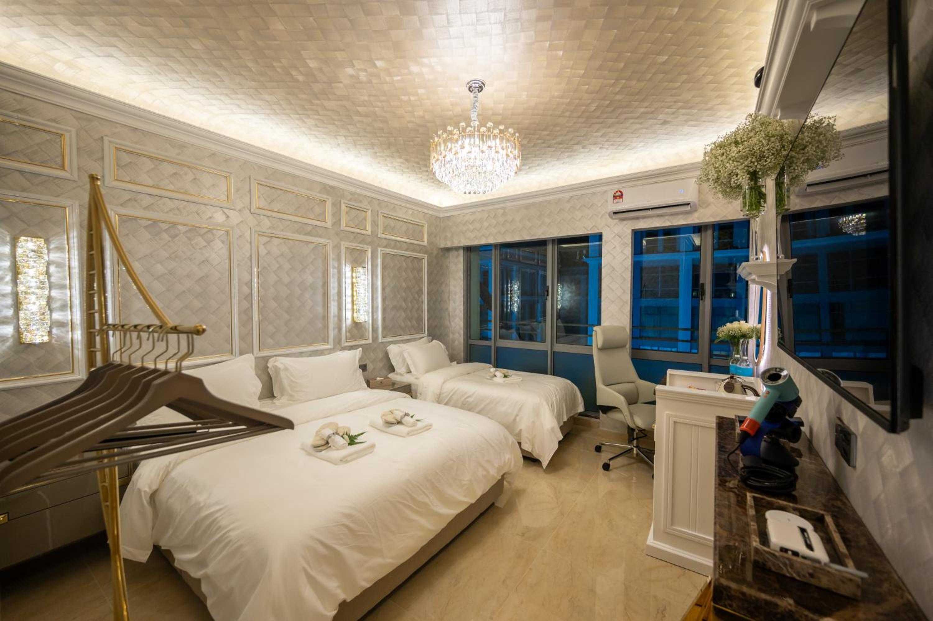 Superior Family Room - Photo 10