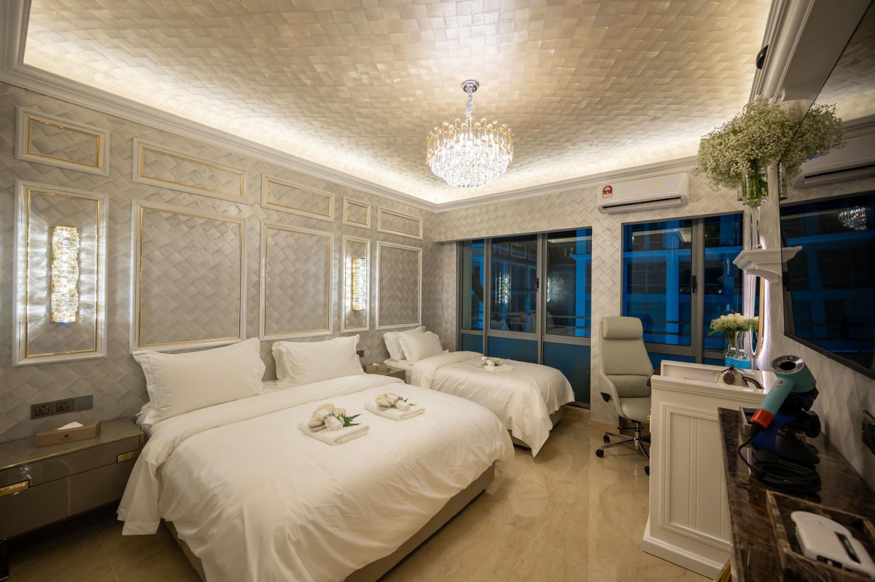 Superior Family Room - Photo 14