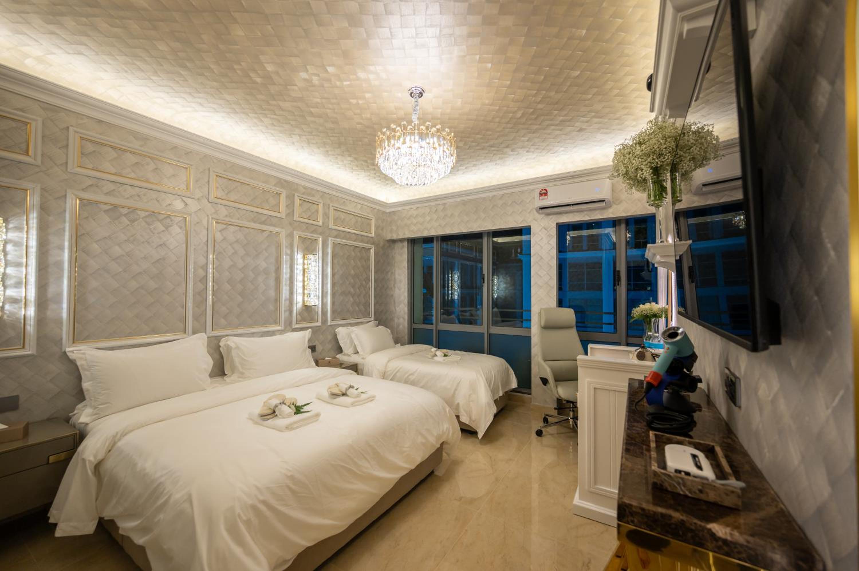 Superior Family Room - Photo 15