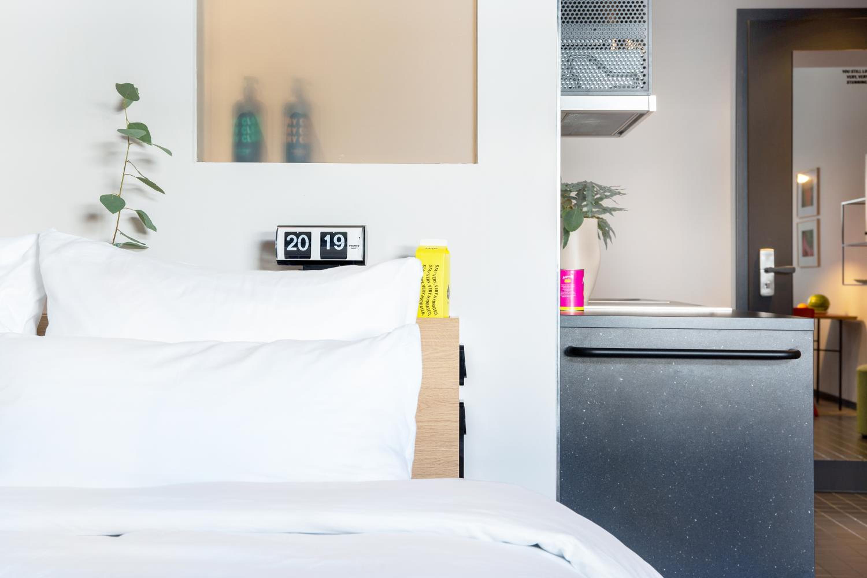 Design Apartment with King Bed and Air-Conditioning