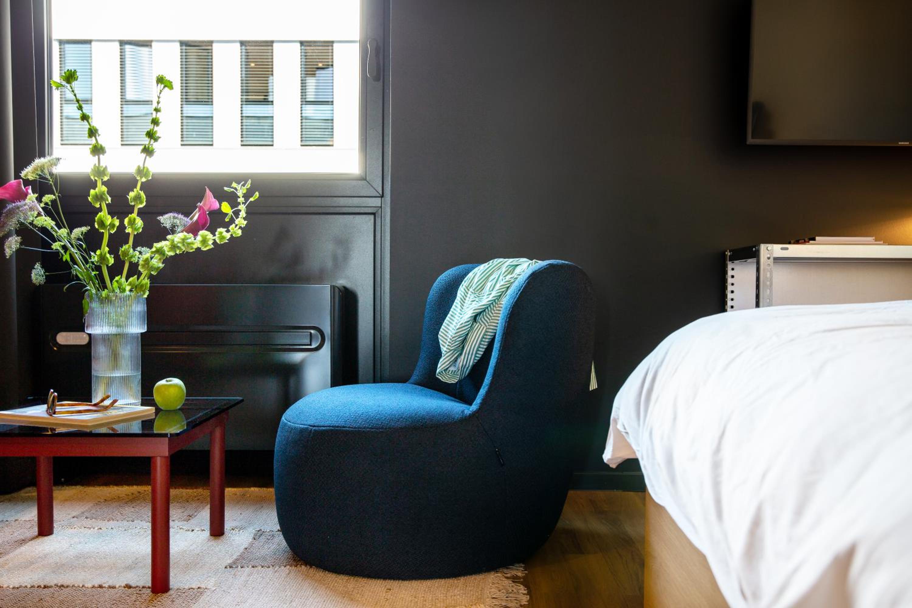 Design Apartment with King Bed and Air-Conditioning