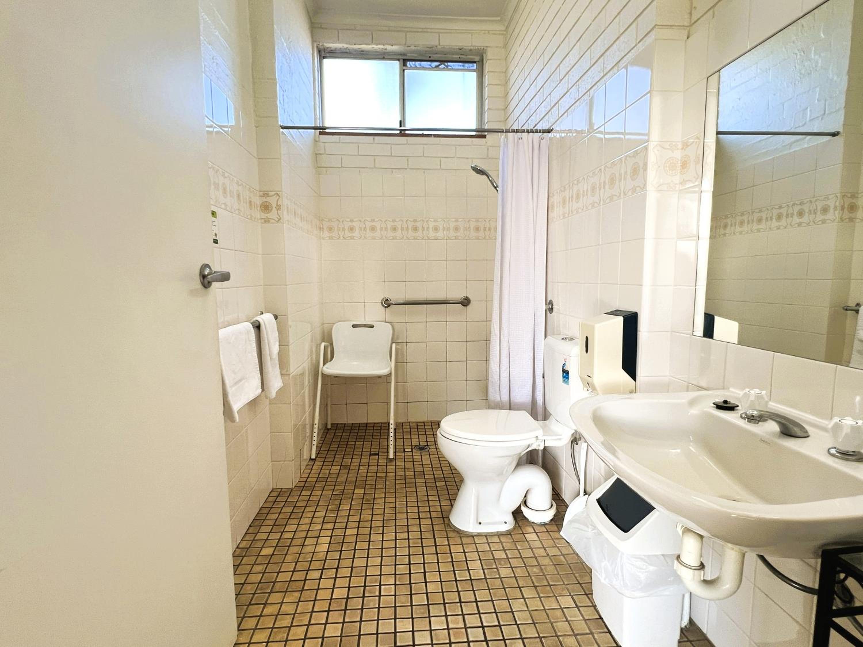 Accessible Twin Room photo 3