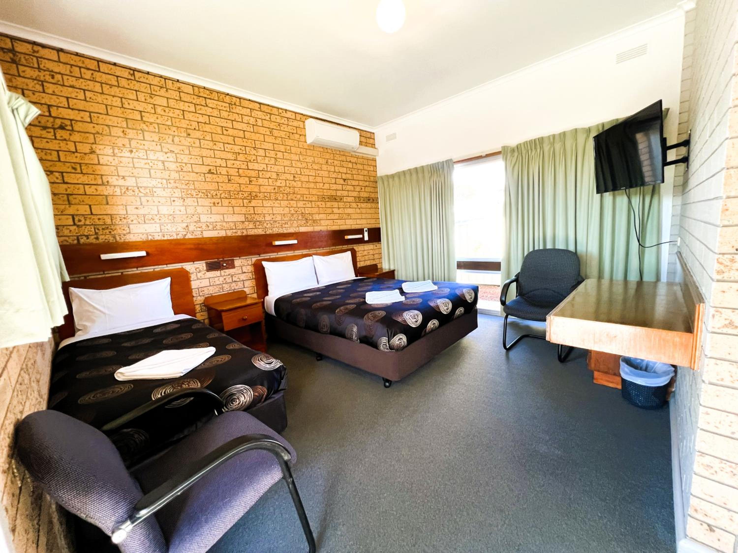 Accessible Twin Room photo 2