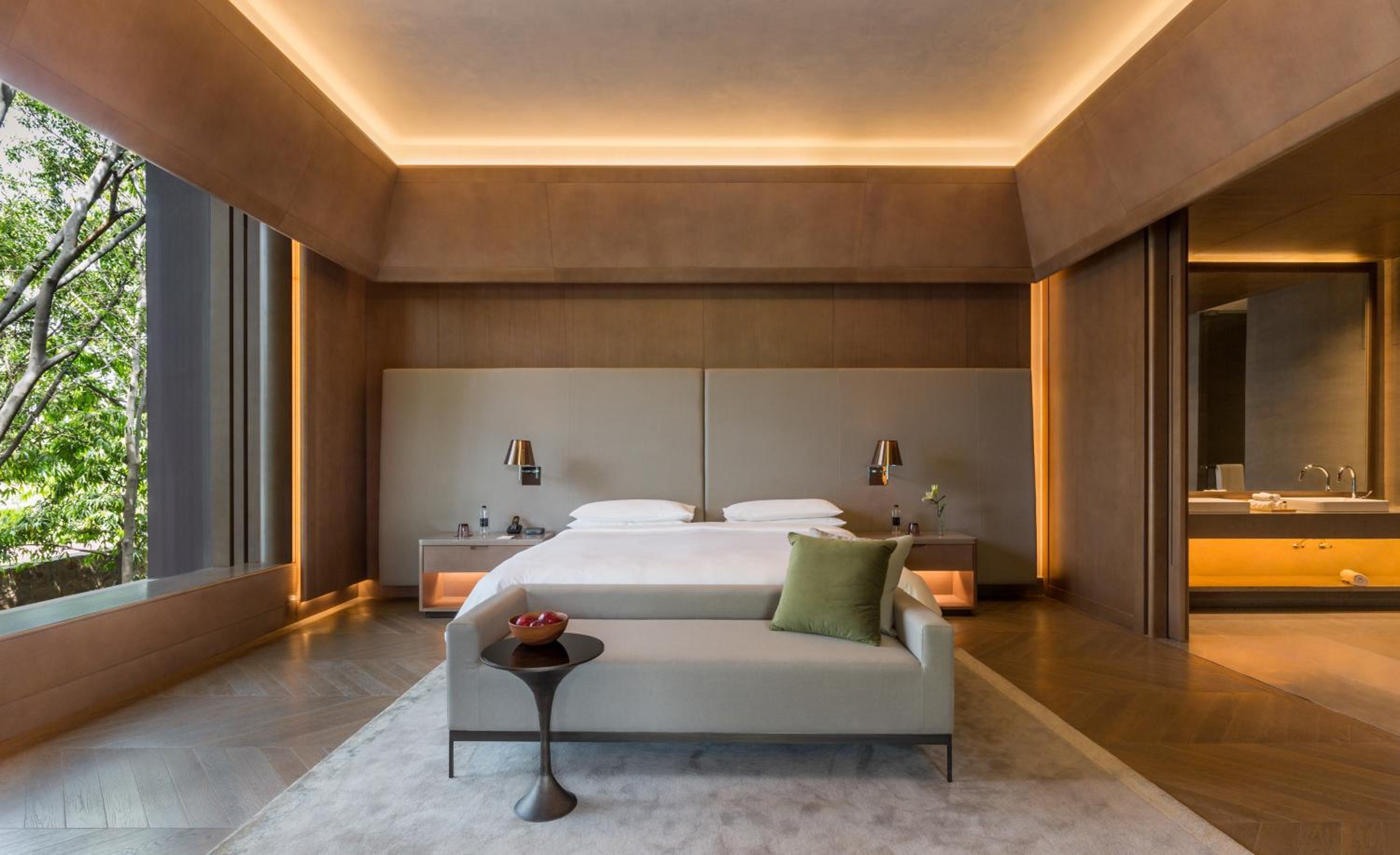 The Roseate Luxury Suite with Hi-Tea (16:30 to 17:30 Hrs), Both way airport transsfer, 20 % disc on Food and Soft Beverages, Laundry and Car Services, En-suite Check-in , 24 hrs Butler Service, 30 mins (per stay for Mon to Thurs only), 30% Disc on Spa - Photo 3
