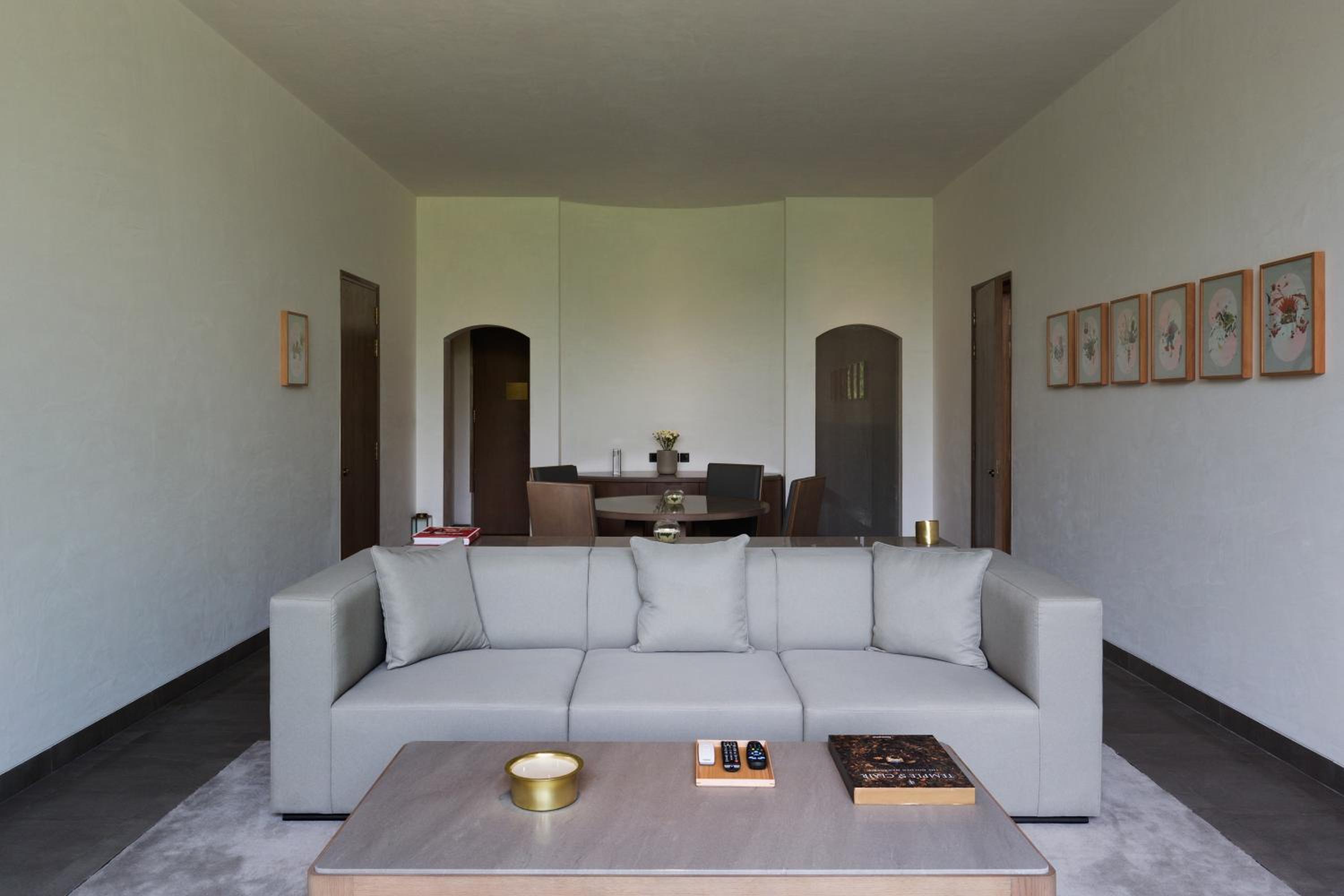 The Roseate Luxury Suite with Hi-Tea (16:30 to 17:30 Hrs), Both way airport transsfer, 20 % disc on Food and Soft Beverages, Laundry and Car Services, En-suite Check-in , 24 hrs Butler Service, 30 mins (per stay for Mon to Thurs only), 30% Disc on Spa - Photo 4