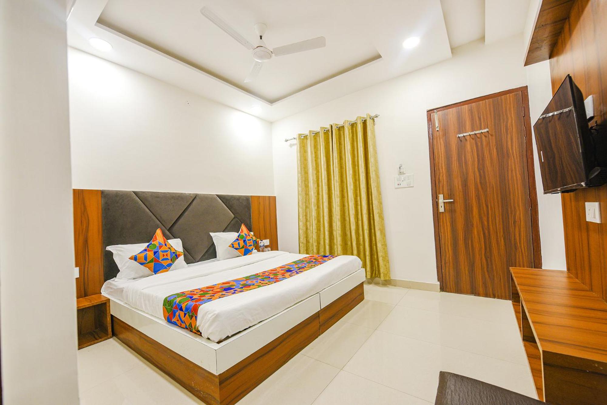 Deluxe King Room photo 2