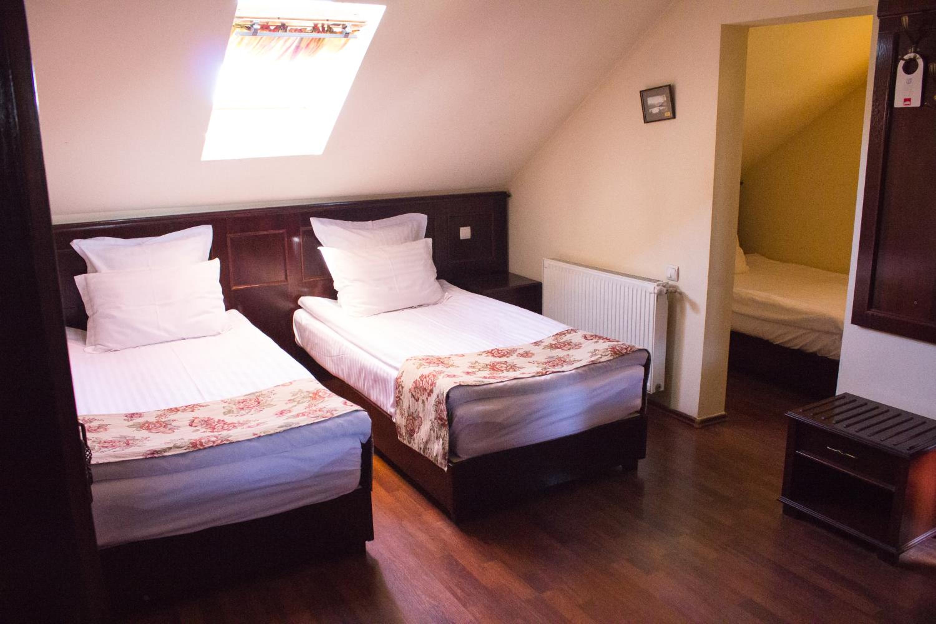 Triple Room with Private Bathroom - Photo 4
