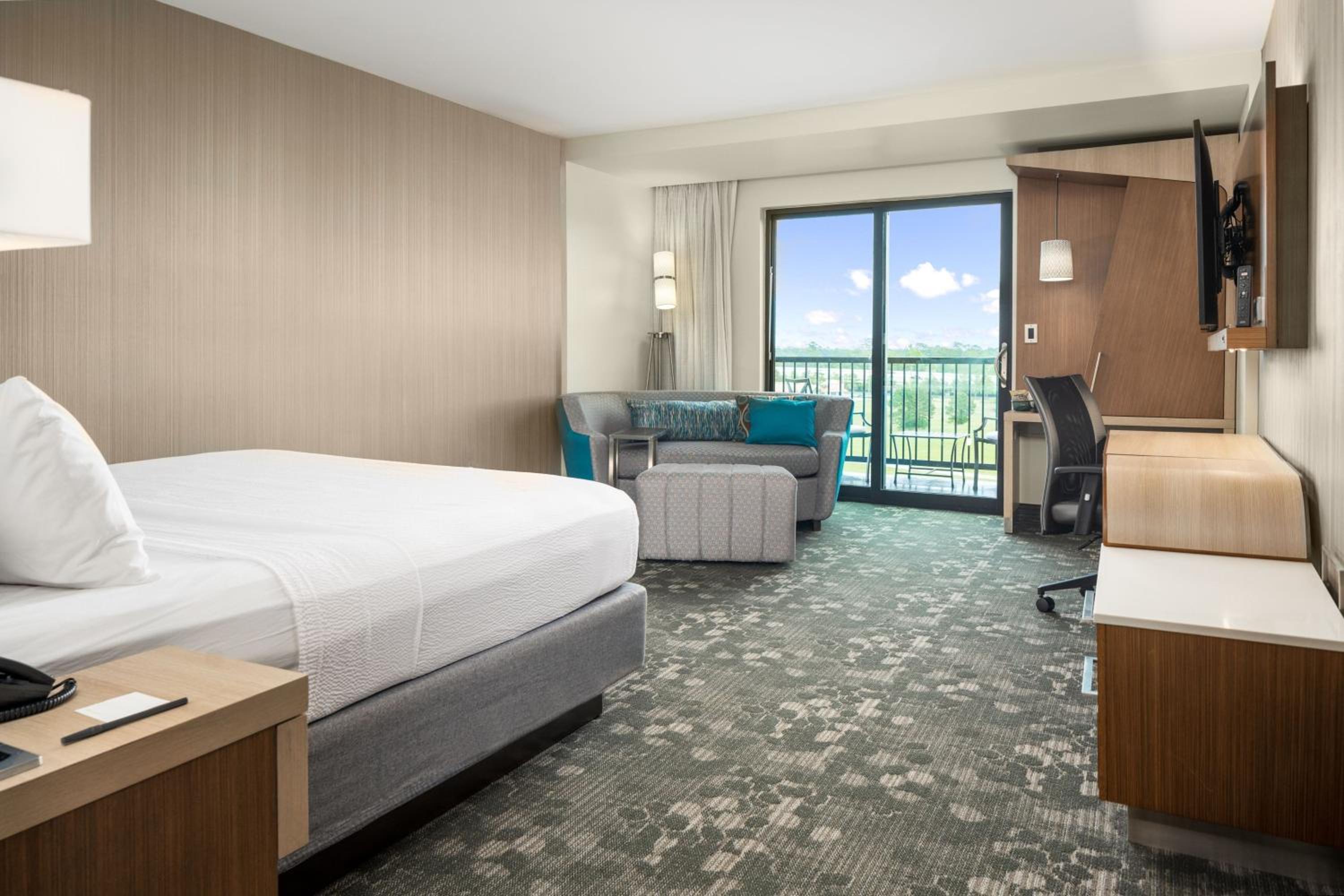 King Room with Balcony, Bathtub and Sofa Bed - Mobility Access