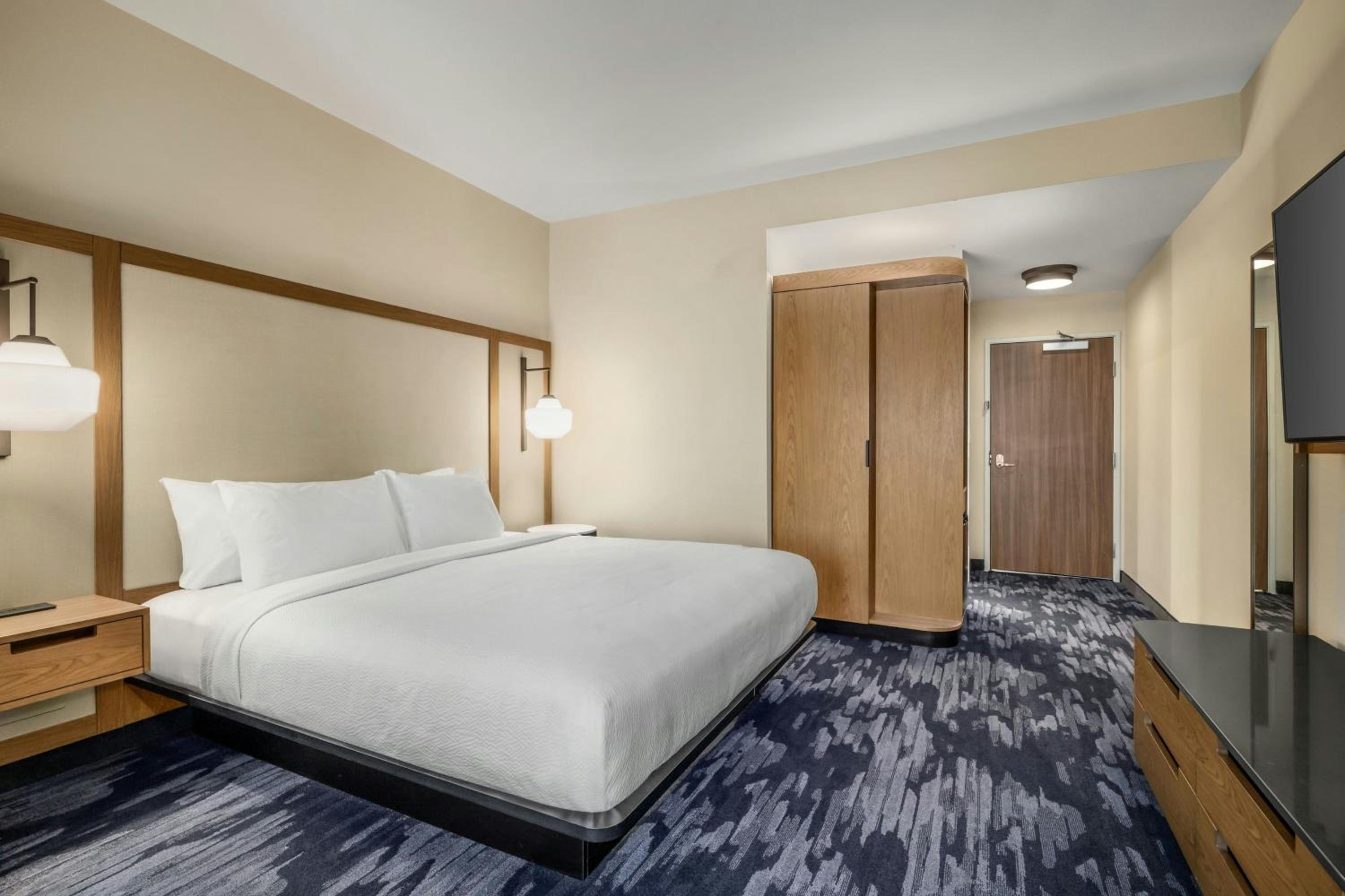 Studio with King Bed, Bathtub and Sofa Bed - Mobility Access