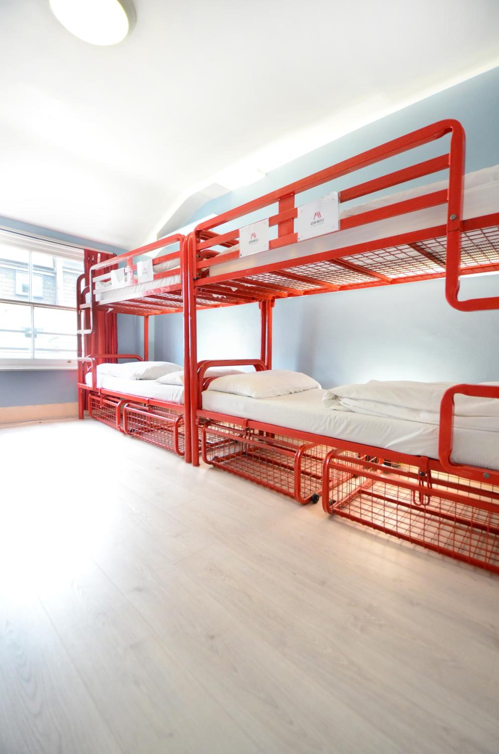 5 Bed Mixed Dorm Ensuite (18–40 years) photo 3