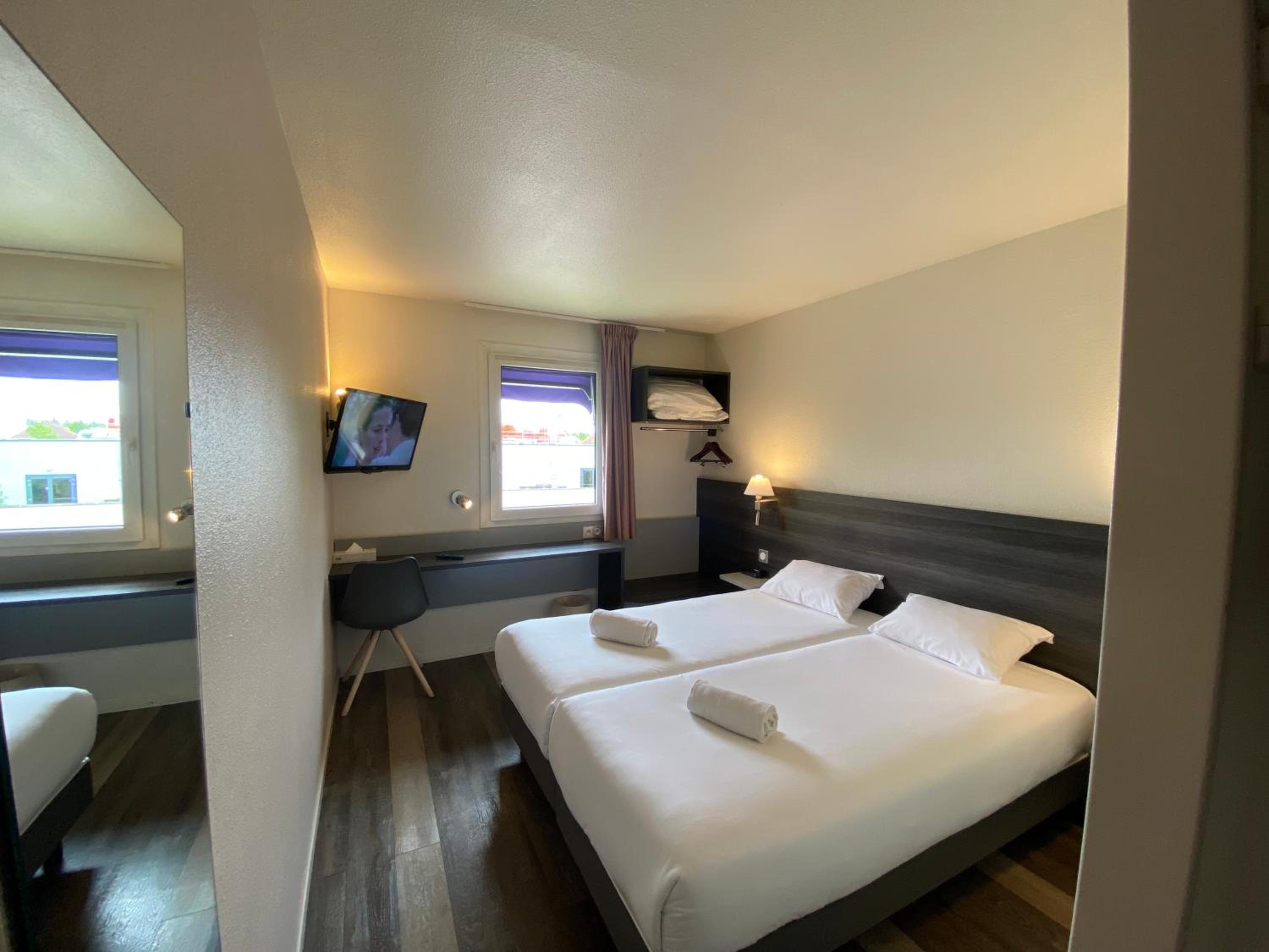 Standard Twin Room - Photo 7