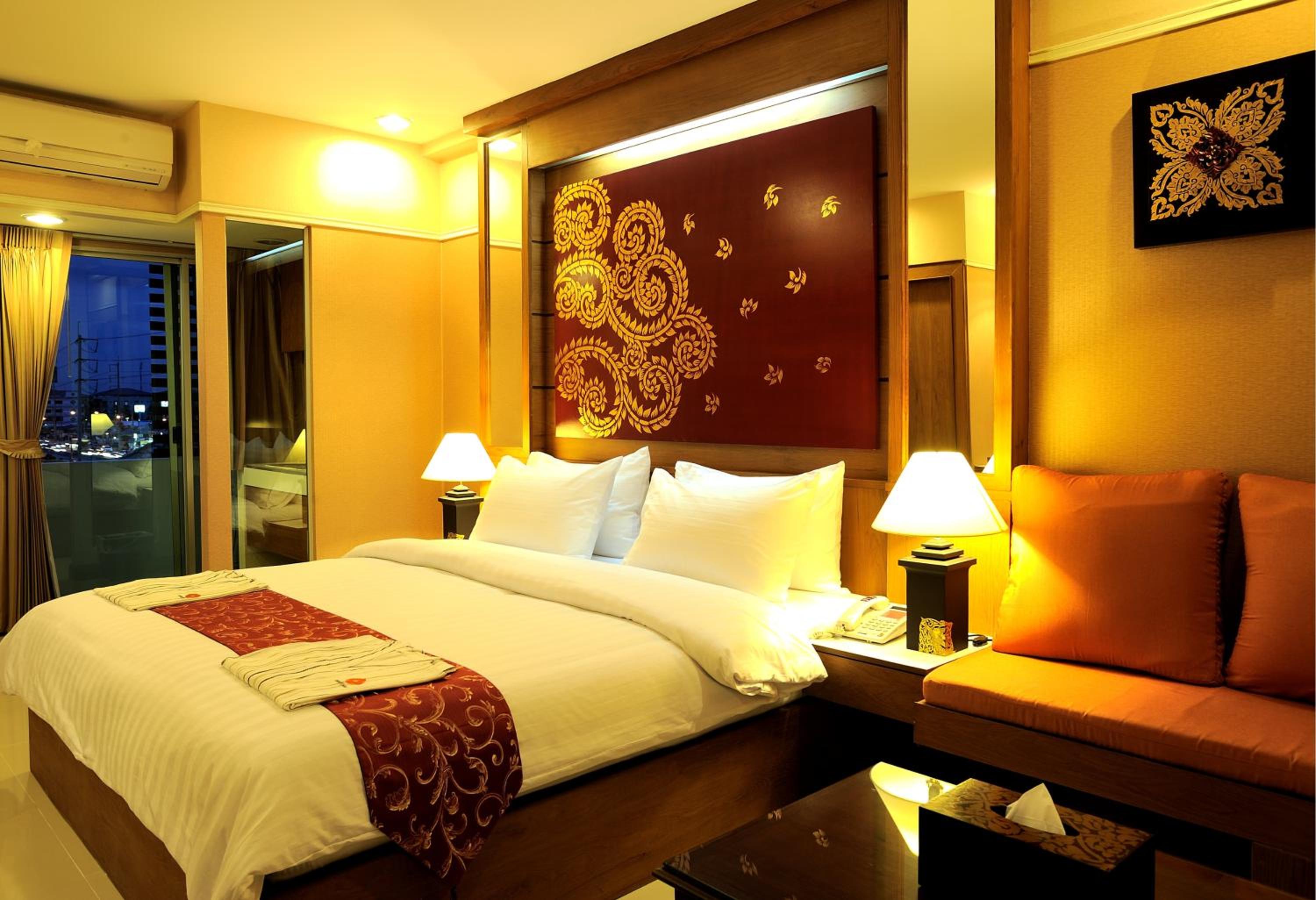 Deluxe with Breakfast Free Round-Trip Airport Transfer and Mini-bar - Photo 2