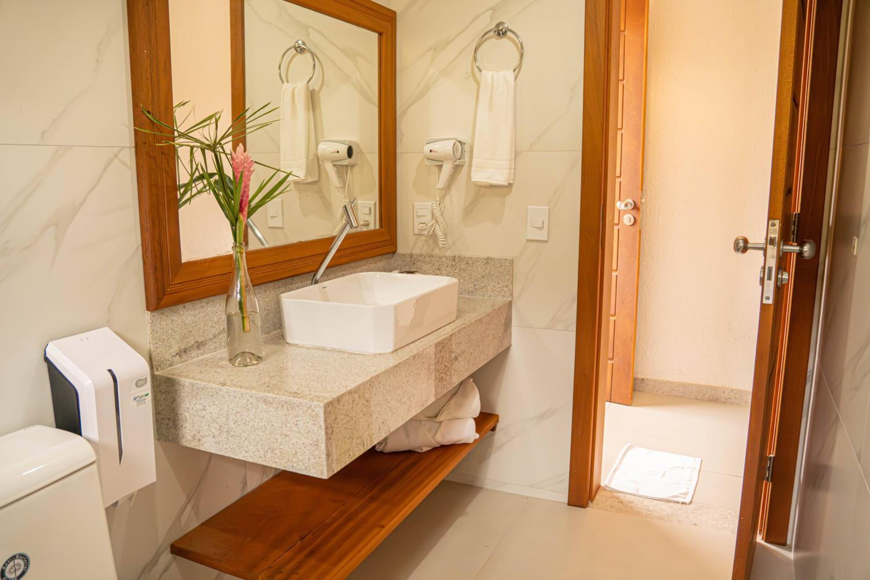 Arraial Bangalô Praia Hotel — Suite with Pool View