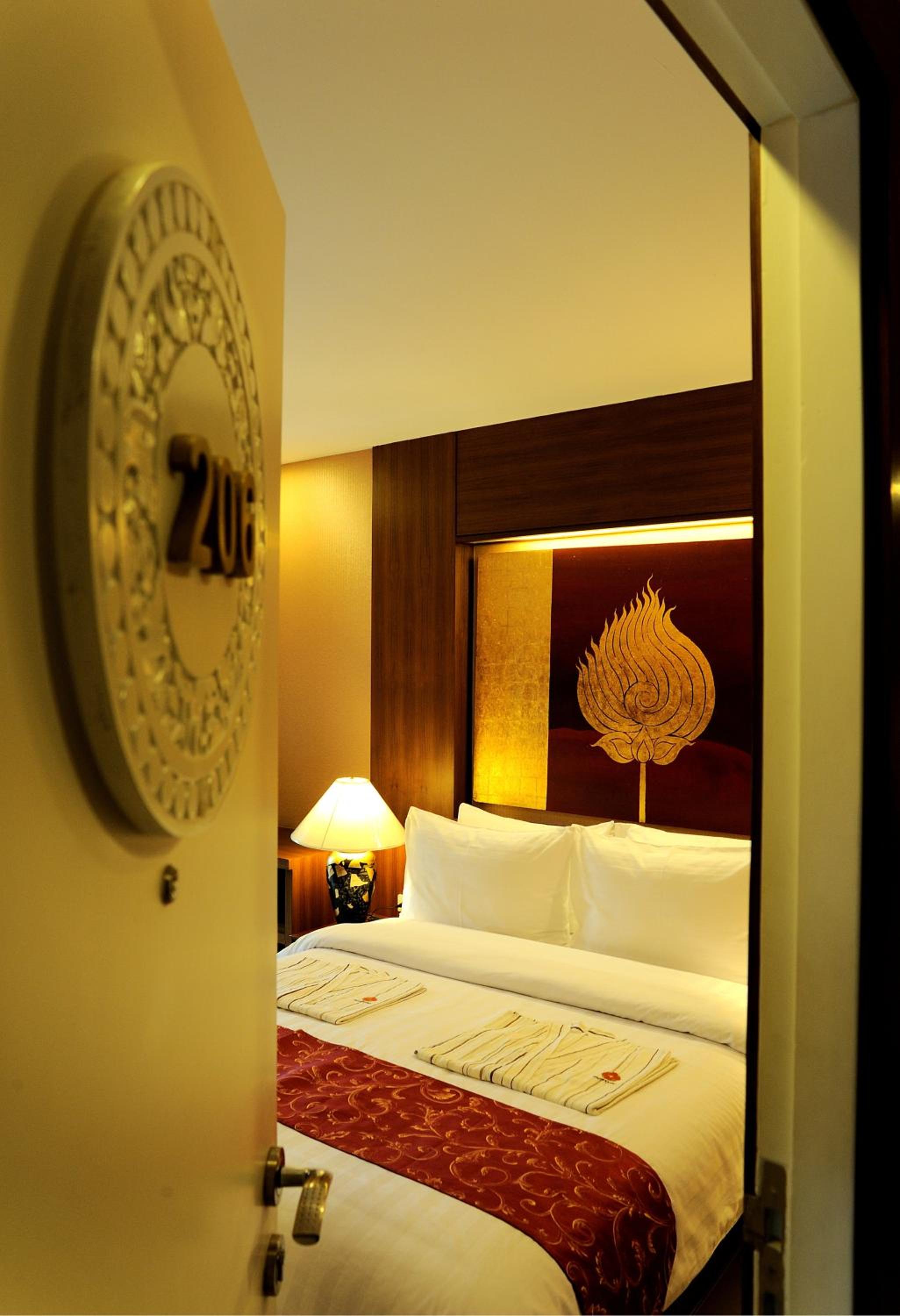 Superior Queen Room with Free Round-Trip Airport Transfer - Photo 12