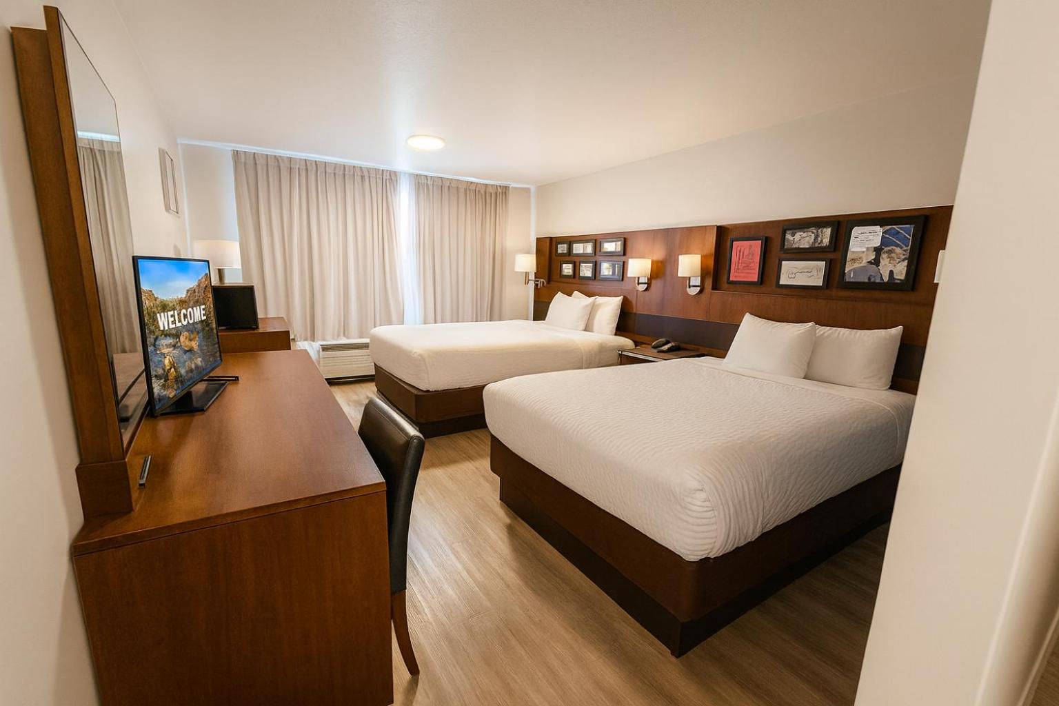 Queen Room with Two Queen Beds - Non-Smoking - Photo 11