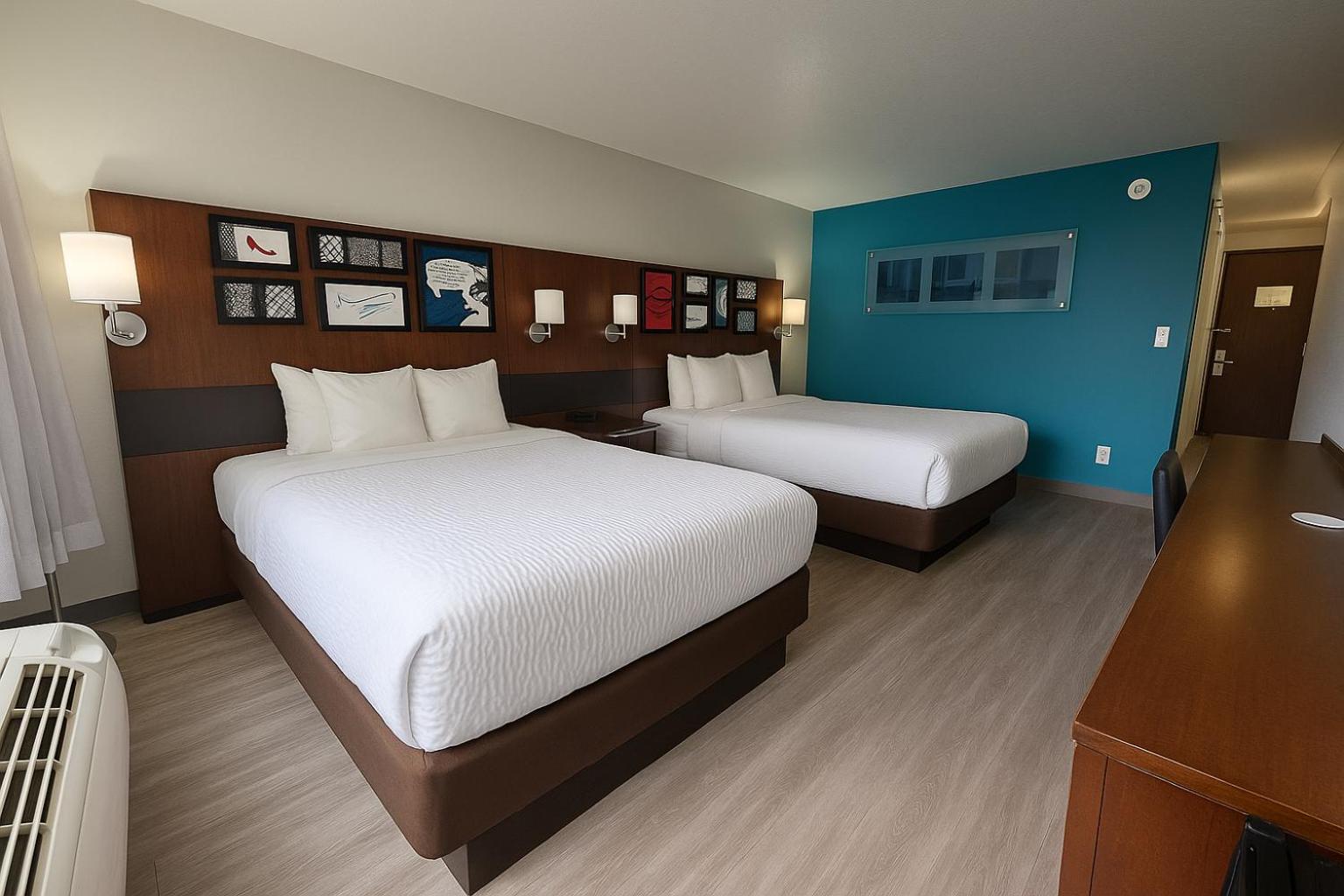 Queen Room with Two Queen Beds - Non-Smoking - Photo 1