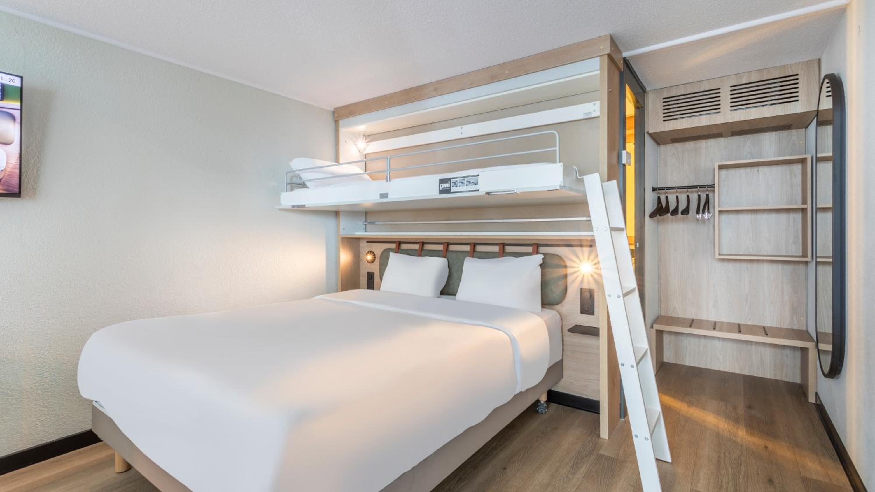 Standard Room - 1 Queen Bed 1 Bunk Bed - Photo 2
