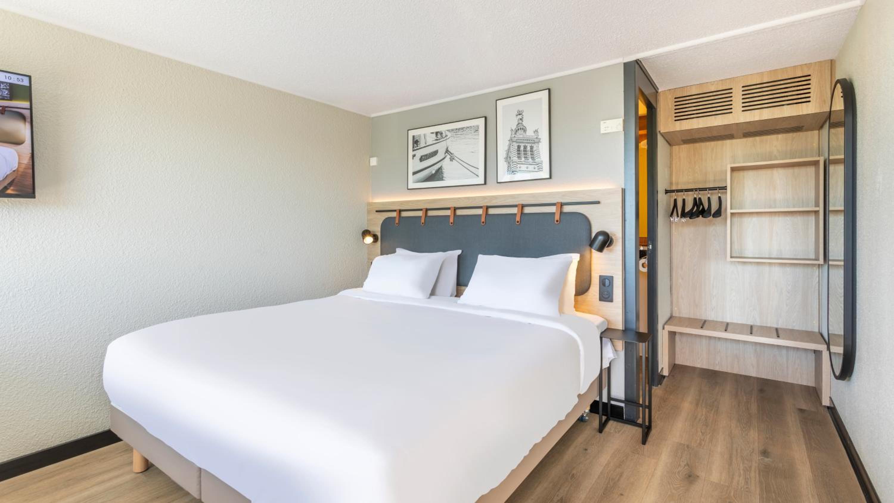 Superior Room - 1 King Bed - Photo 2