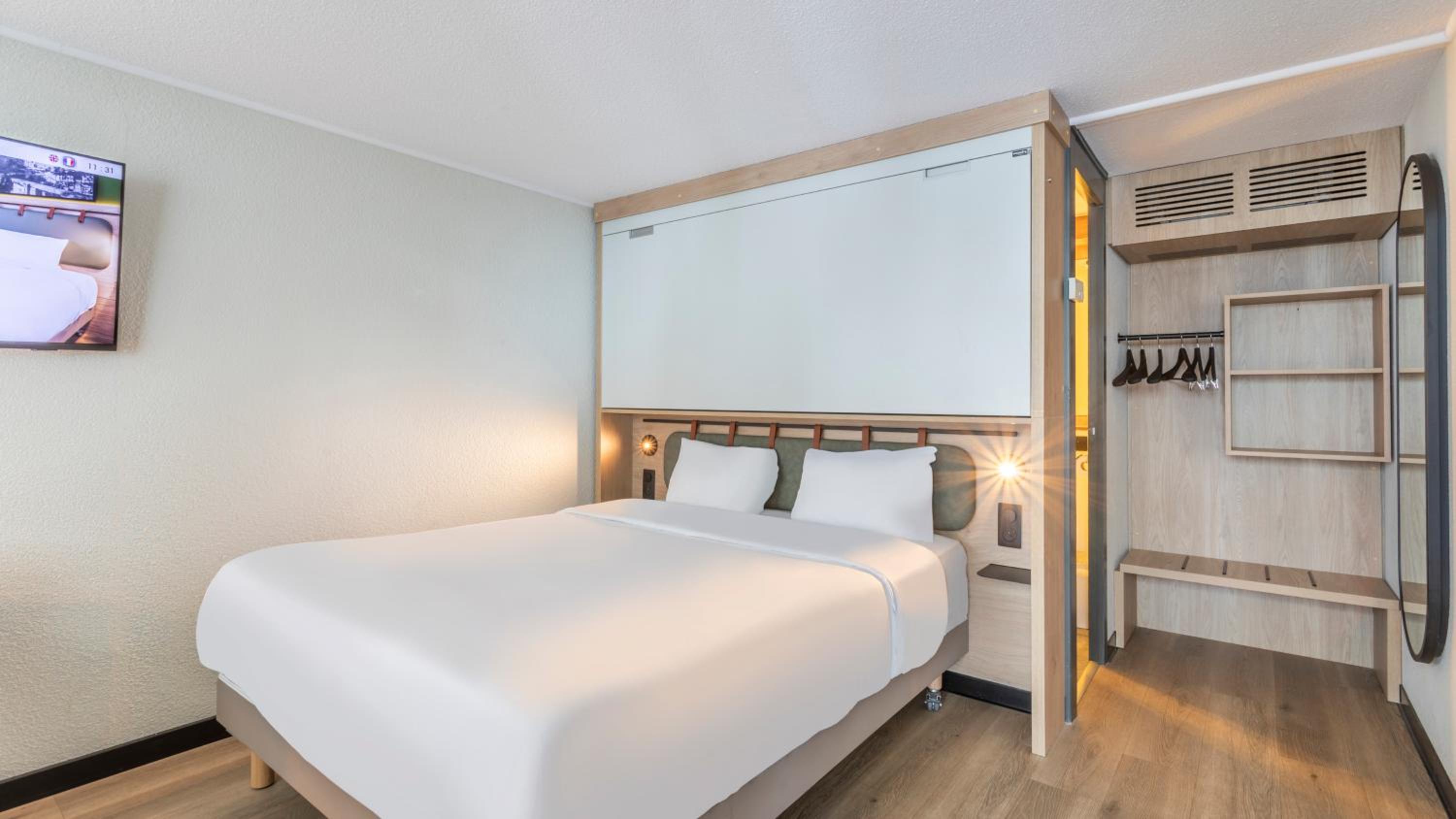 Standard Room - 1 Queen Bed 1 Bunk Bed - Photo 3