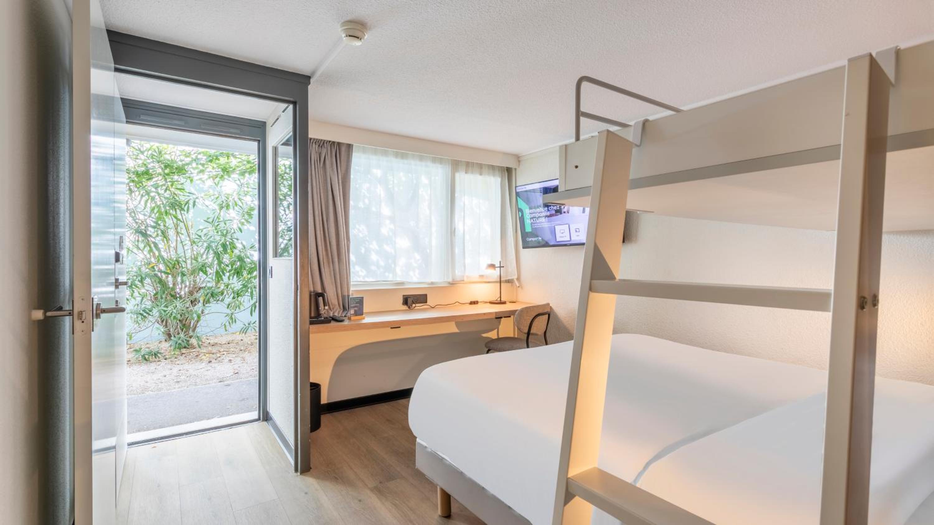 Standard Room - 1 Queen Bed 1 Bunk Bed - Photo 1
