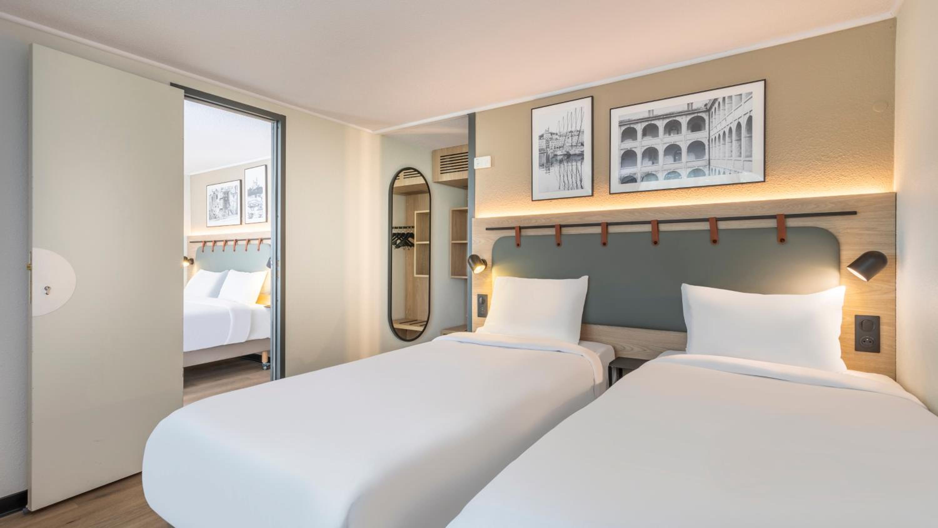 2 Standard Room Connecting - 1 Queen Bed 2 Single Beds - Photo 2