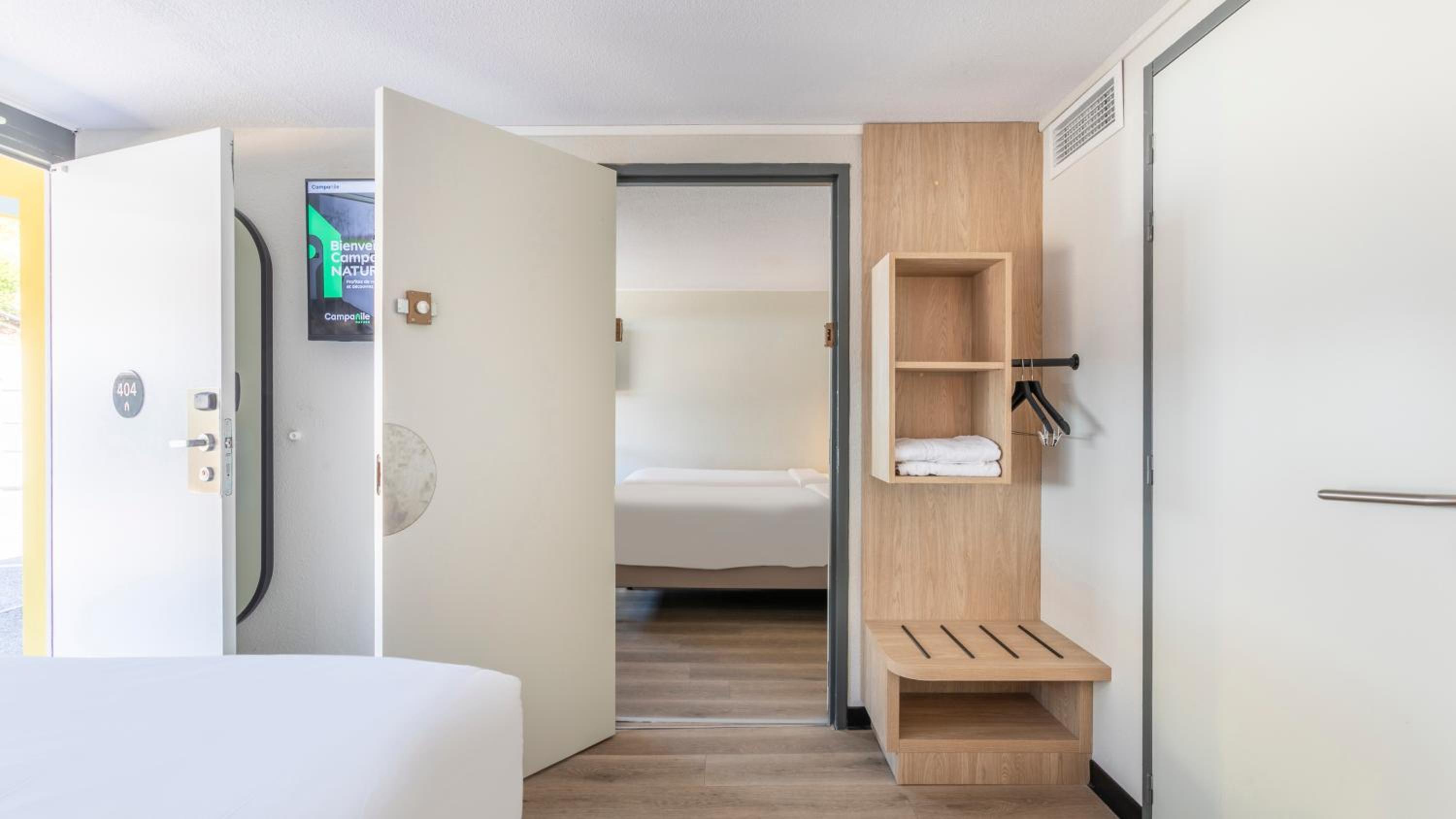 2 Standard Room Connecting - 1 Queen Bed 2 Single Beds - Photo 4