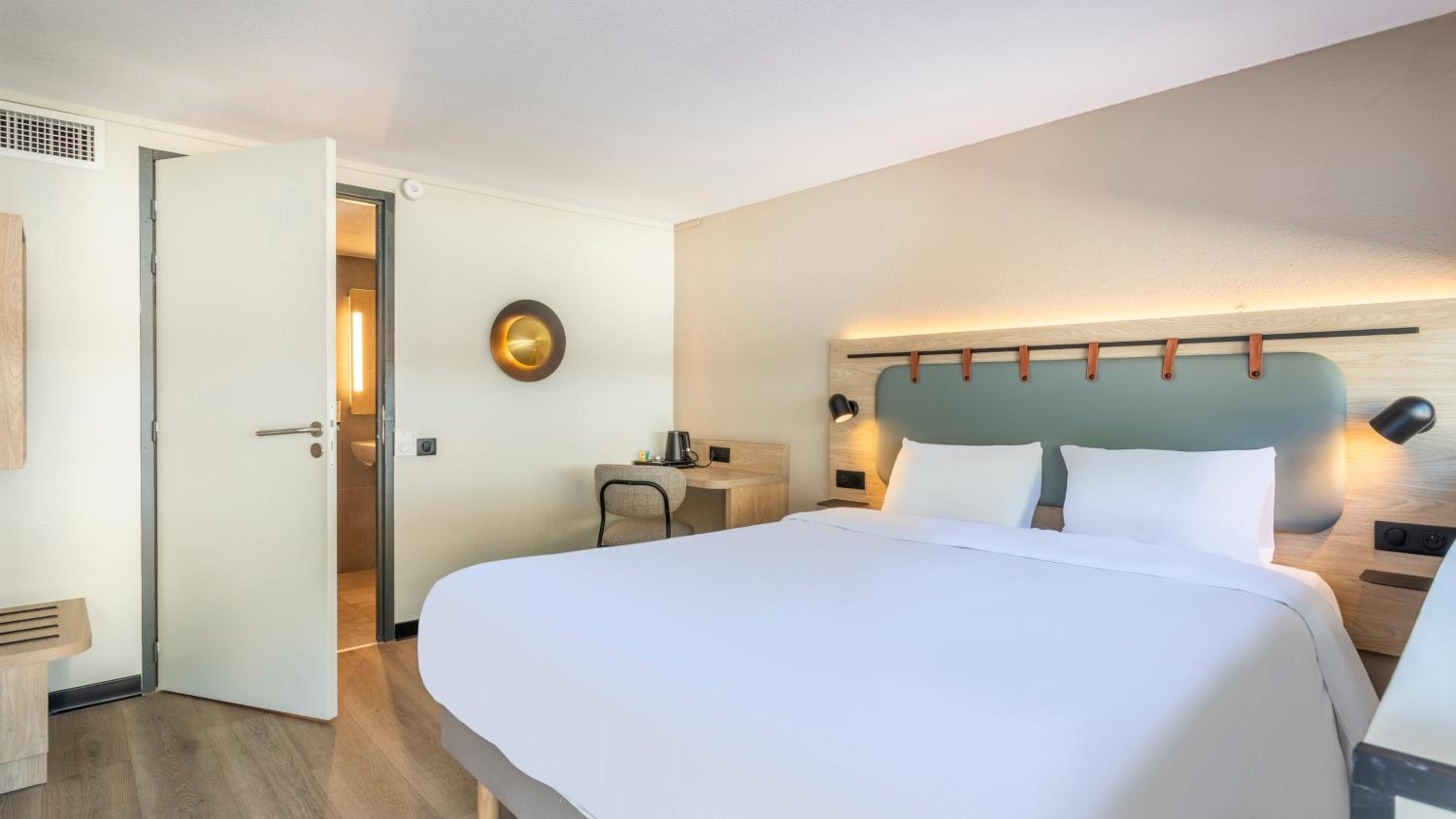 Standard Room - 1 Queen Bed - Photo 2