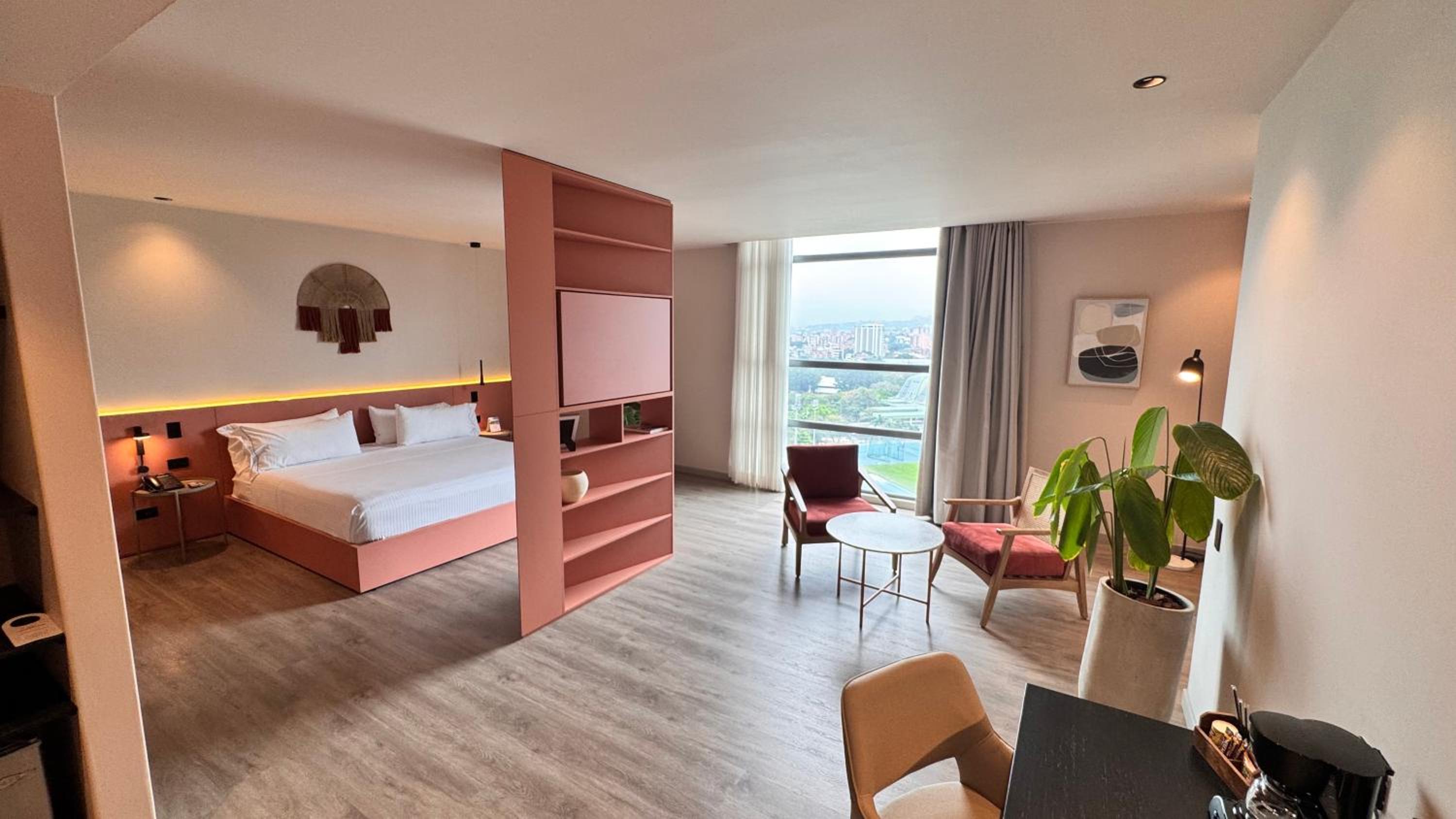 Deluxe Queen Suite