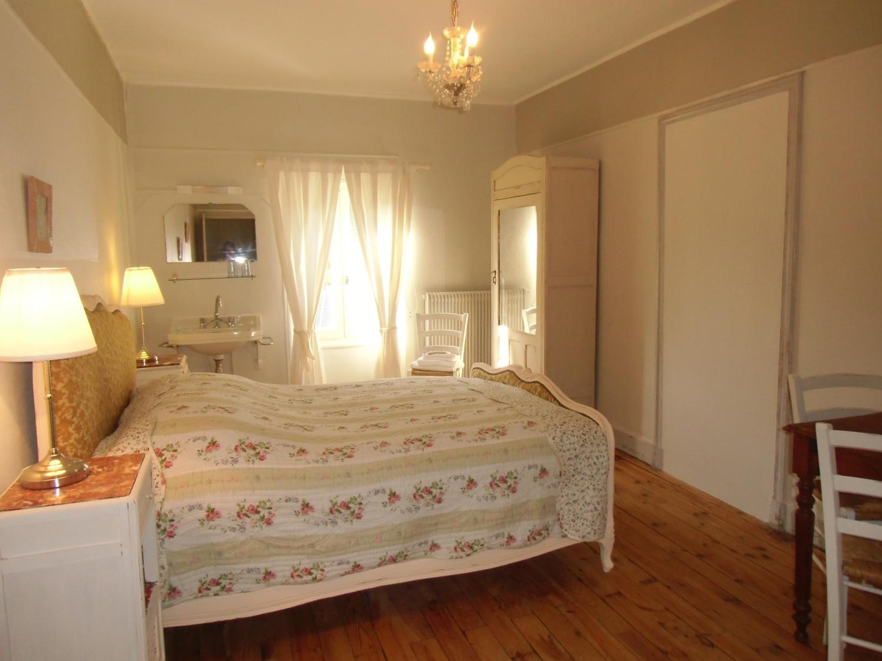 Economy Double Room With Shared  Bathroom photo 1