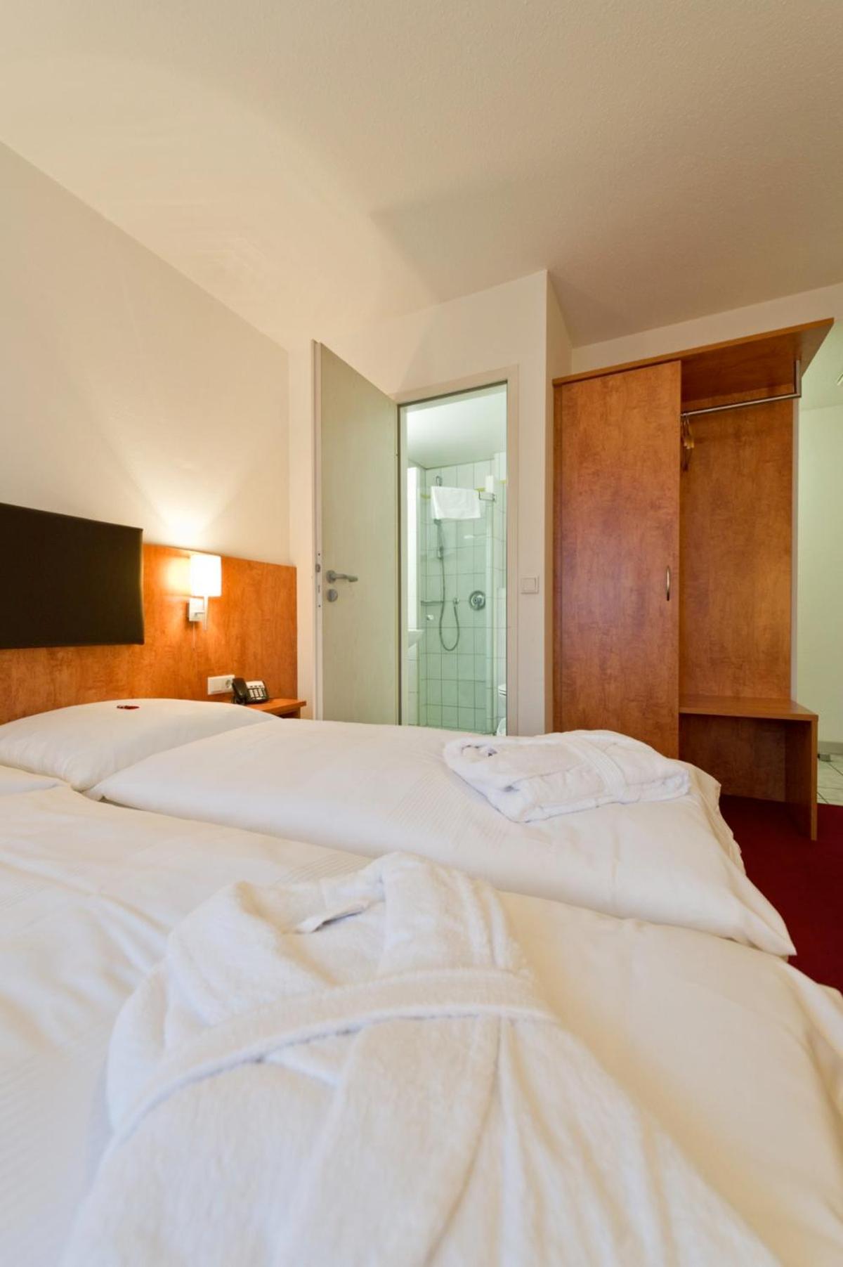 Standard Double Room - Photo 3