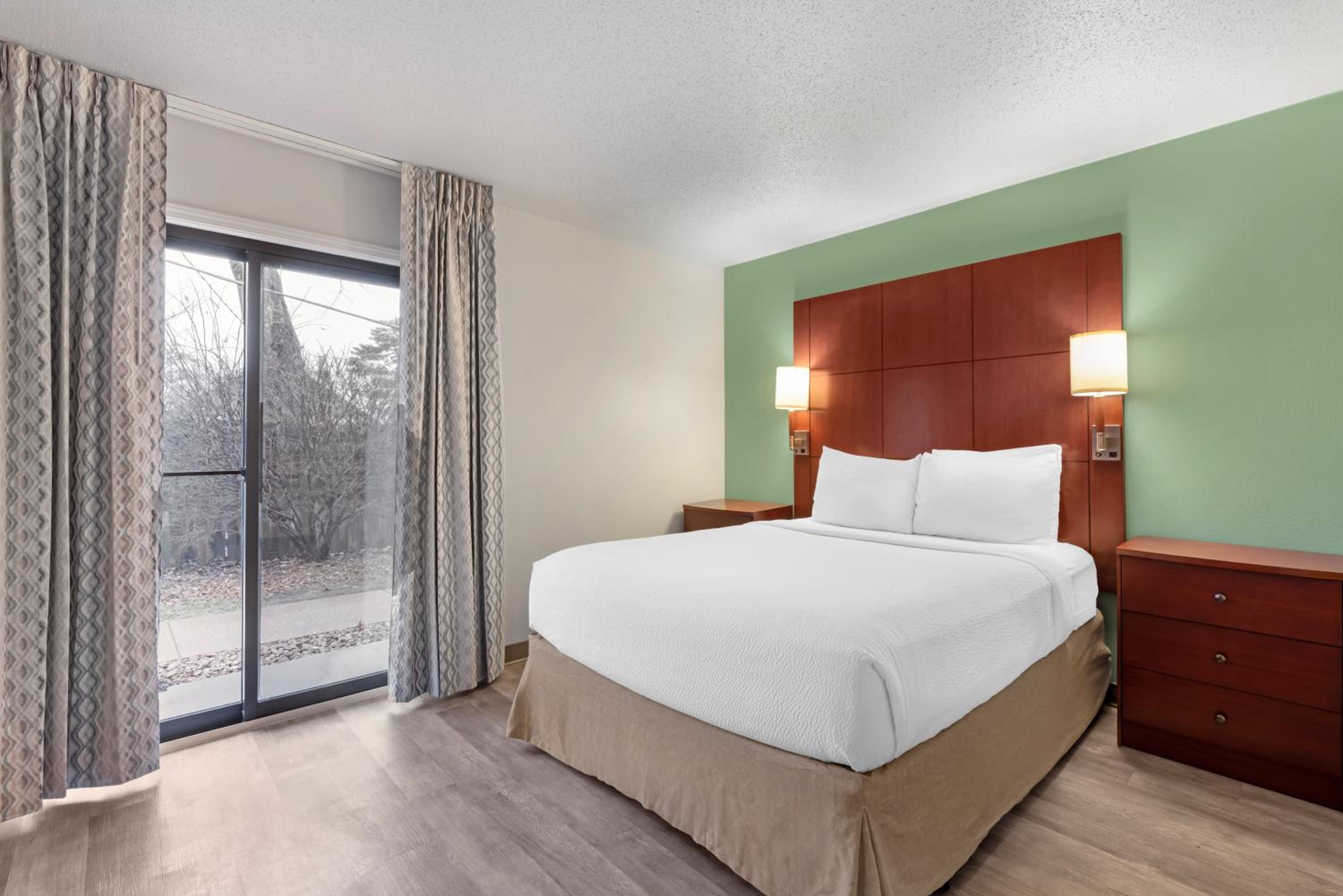 Queen Studio Room with Disability access and Tub photo 3