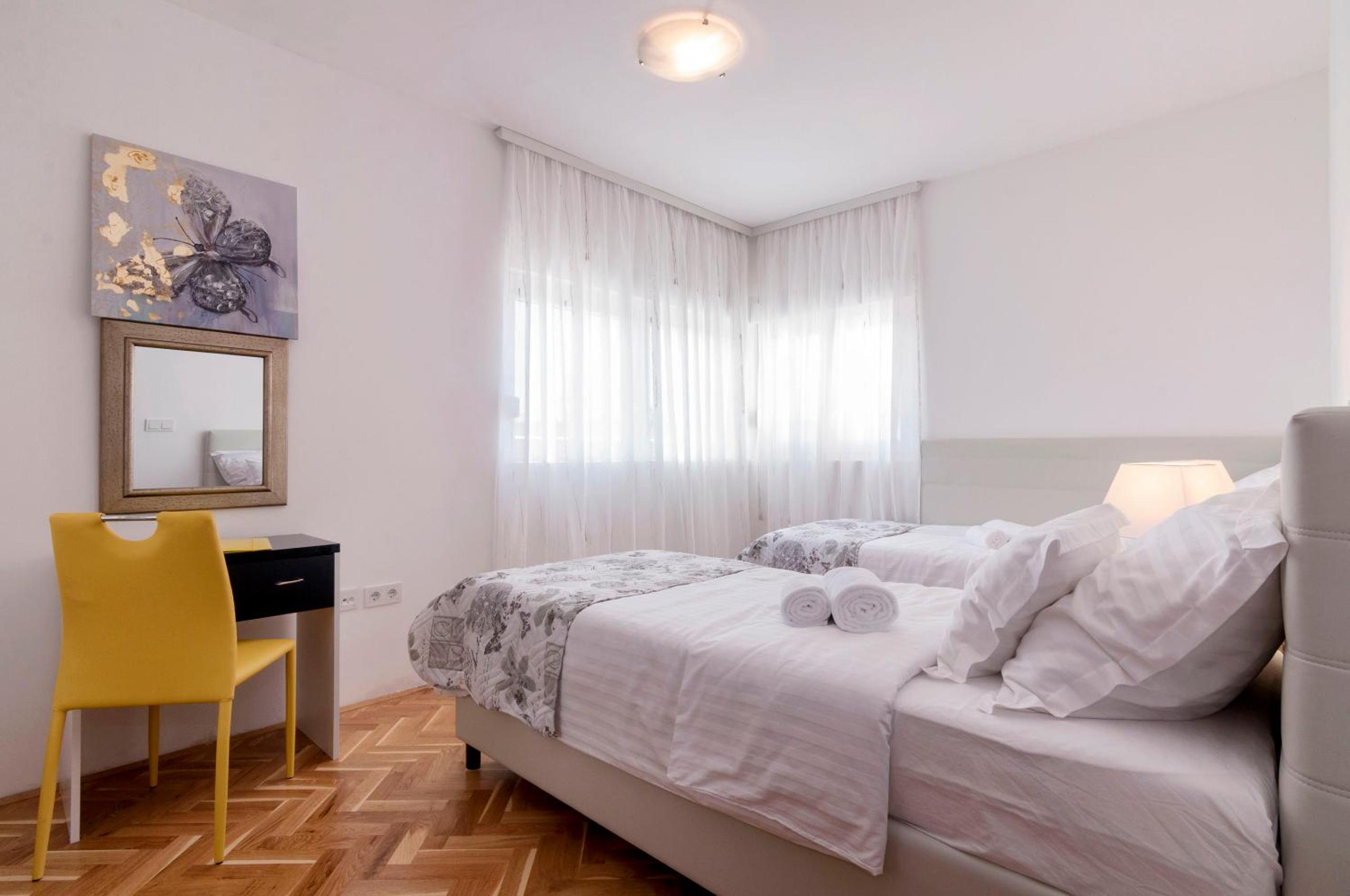Two-Bedroom Apartment with Terrace and Sea View - Photo 8