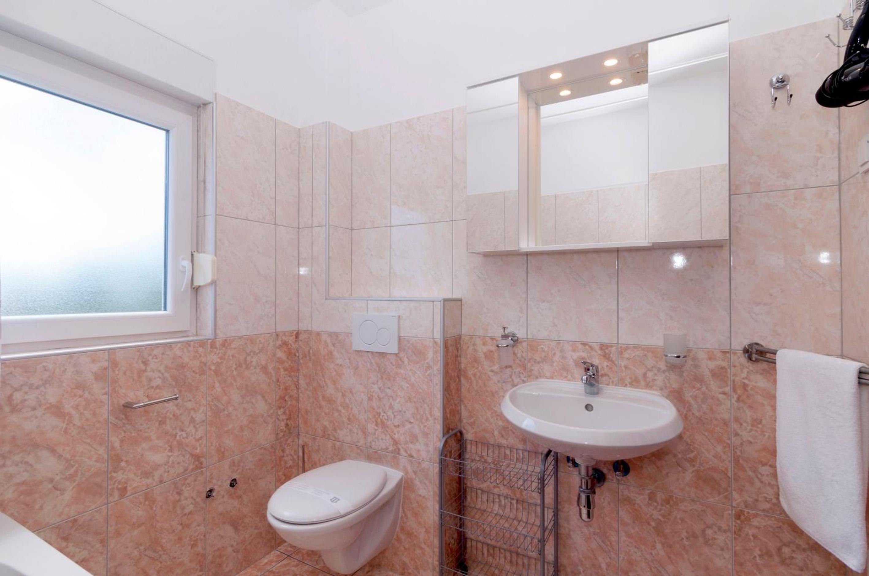 Two-Bedroom Apartment with Terrace and Sea View - Photo 10