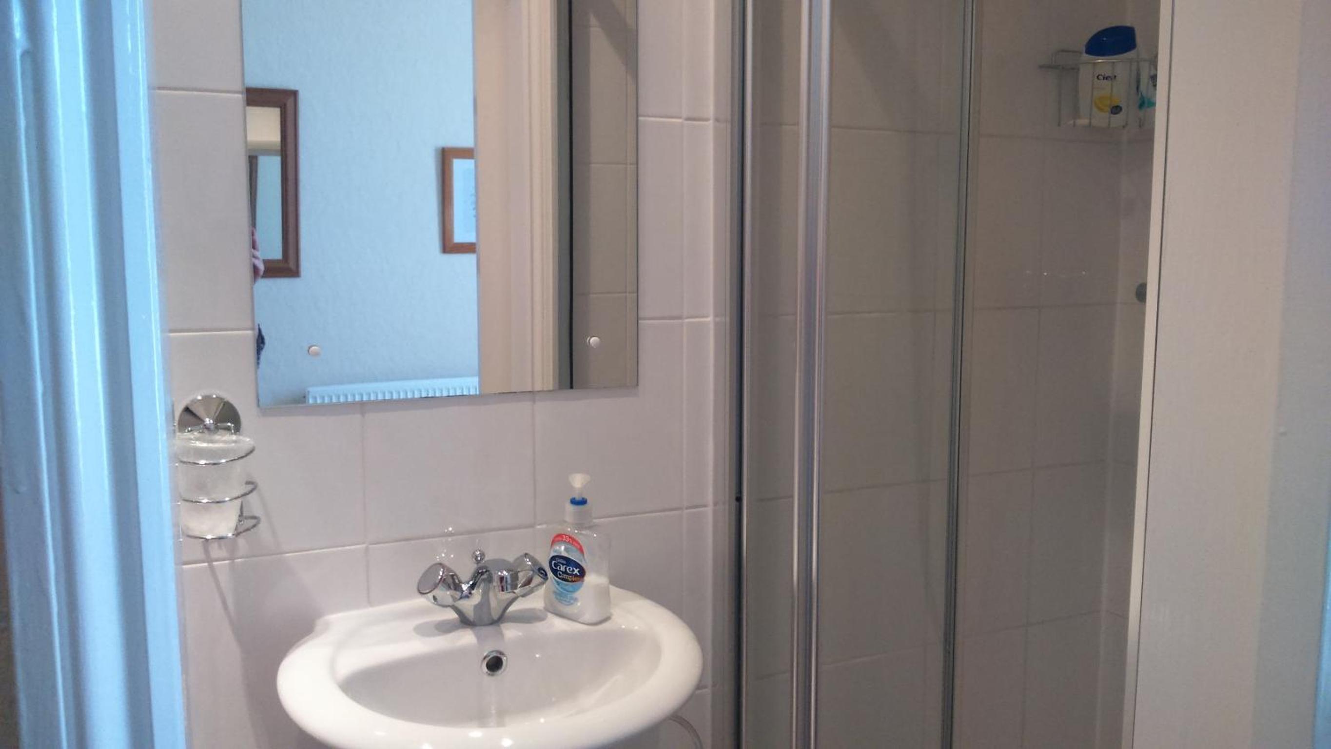 Single Room with Private Bathroom photo 2