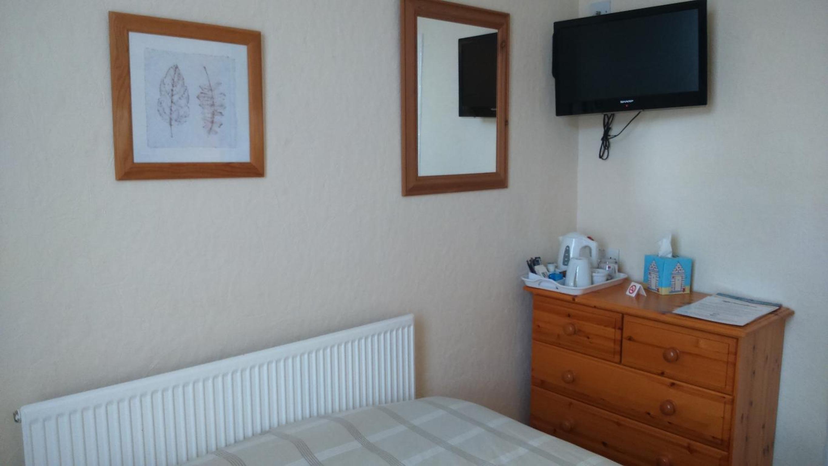 Single Room with Private Bathroom photo 3