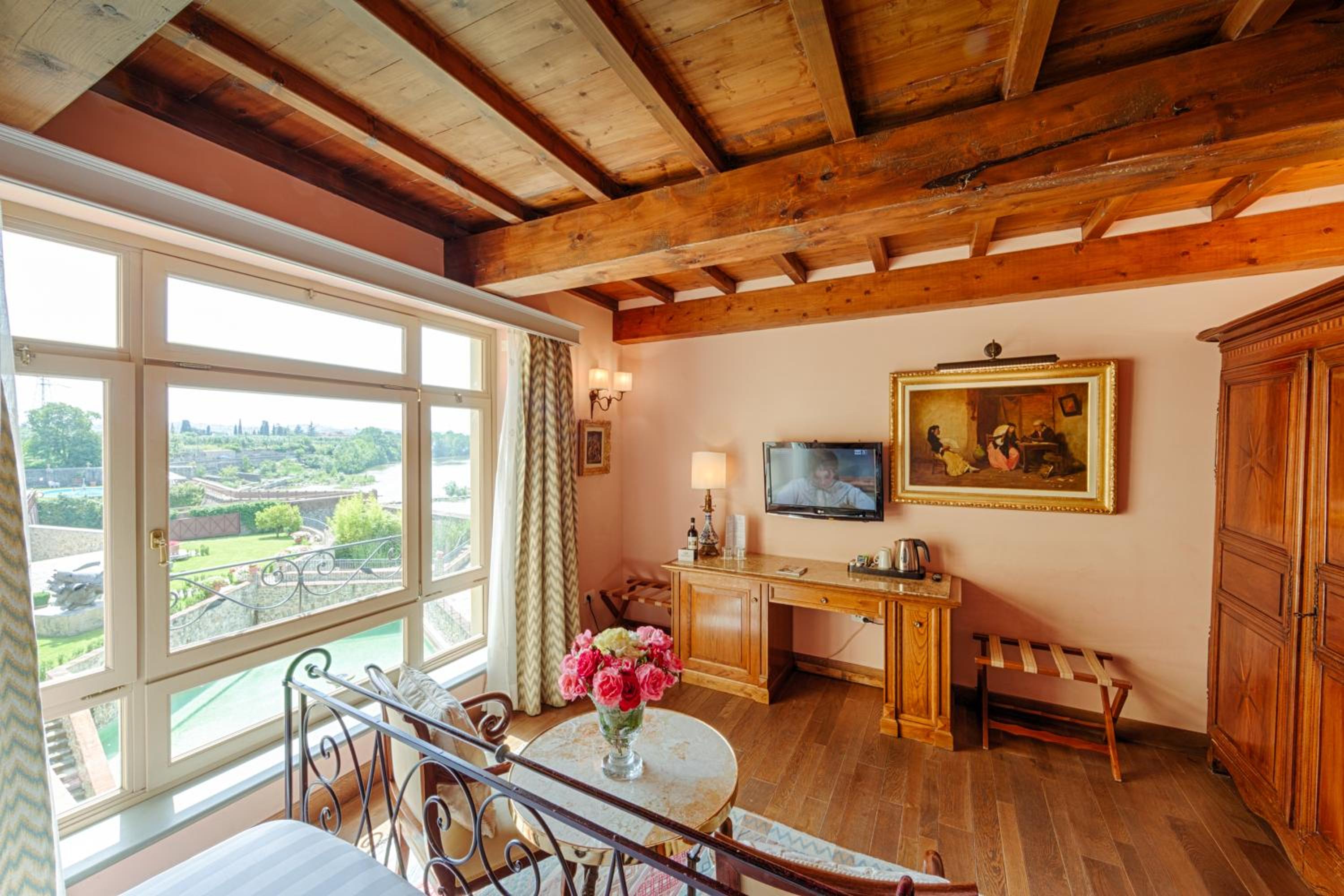 Superior Double Room with River View thumbnail 6